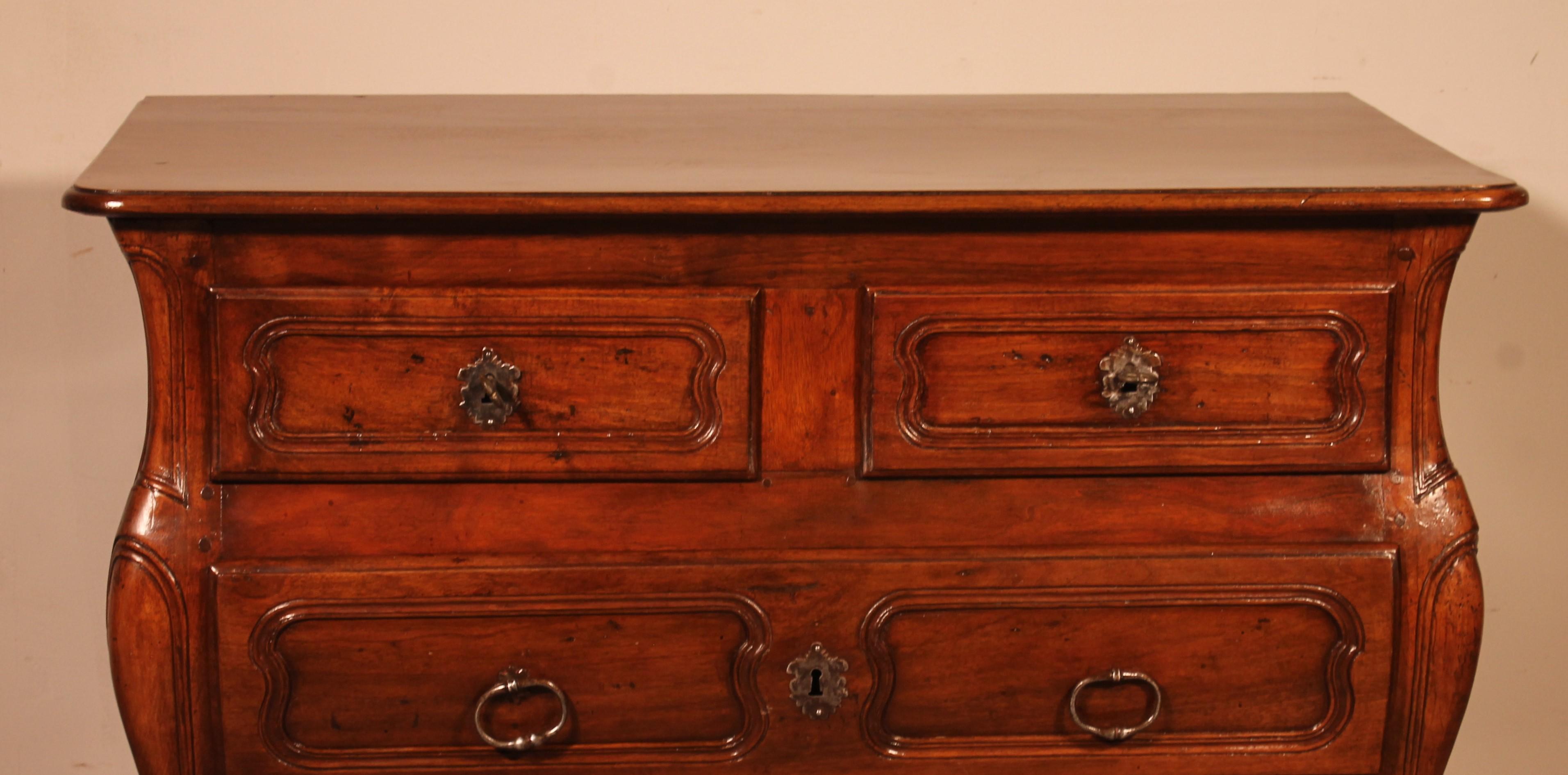 graziosa cassettiera in noce del XVIII secolo chiamata commode tombeau. La cassettiera più rara e ricercata del 18° secolo

modello molto bello e raro poiché la cassettiera è più piccola del solito.
Cassettiera in stile Luigi XV in noce modellato e