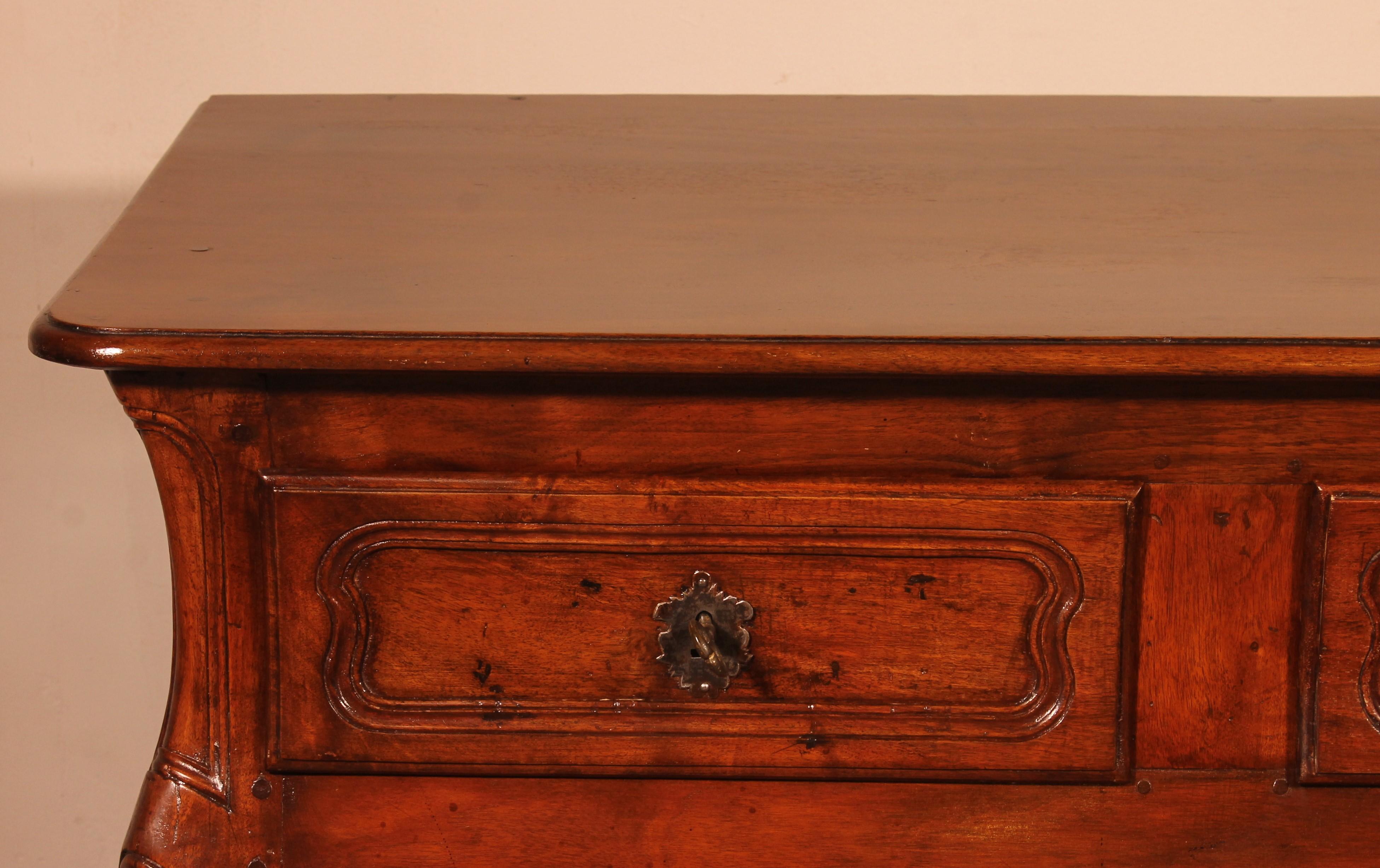 Francese Piccola cassettiera in noce chiamata Tombeau Commode - XVIII secolo in vendita