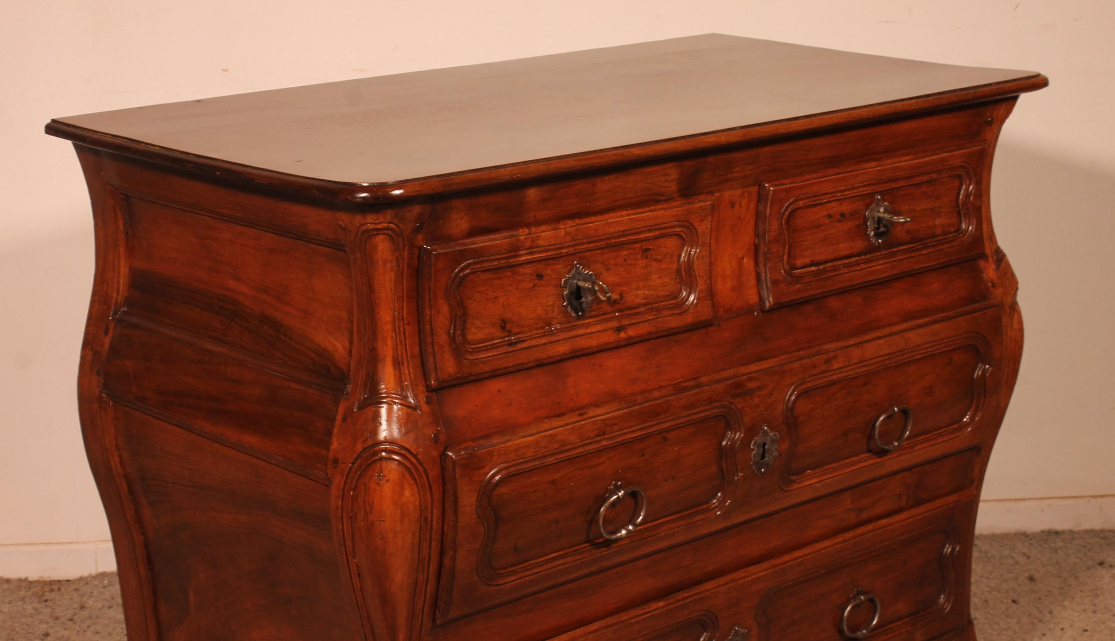 Fino al XVIII secolo Piccola cassettiera in noce chiamata Tombeau Commode - XVIII secolo in vendita