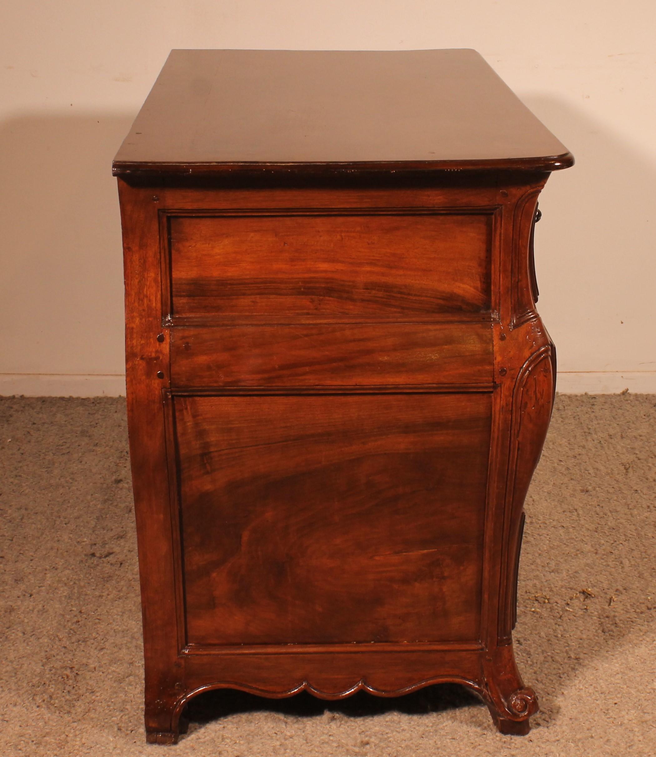 Noce Piccola cassettiera in noce chiamata Tombeau Commode - XVIII secolo in vendita