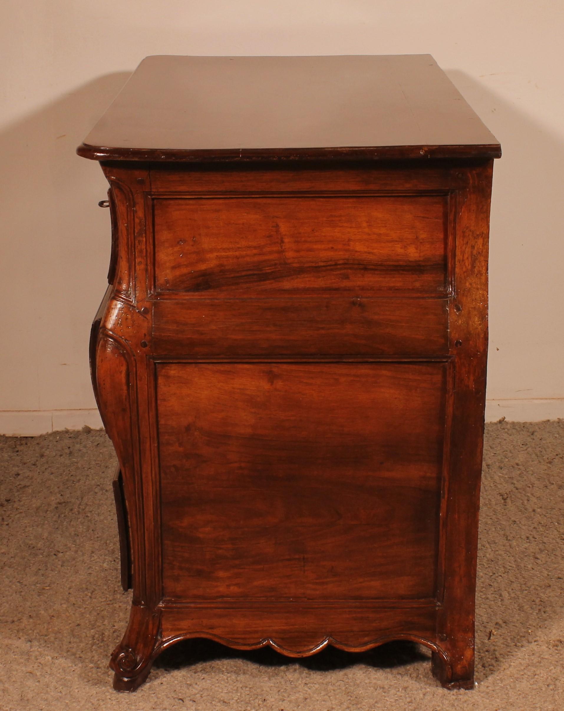 Piccola cassettiera in noce chiamata Tombeau Commode - XVIII secolo in vendita 2