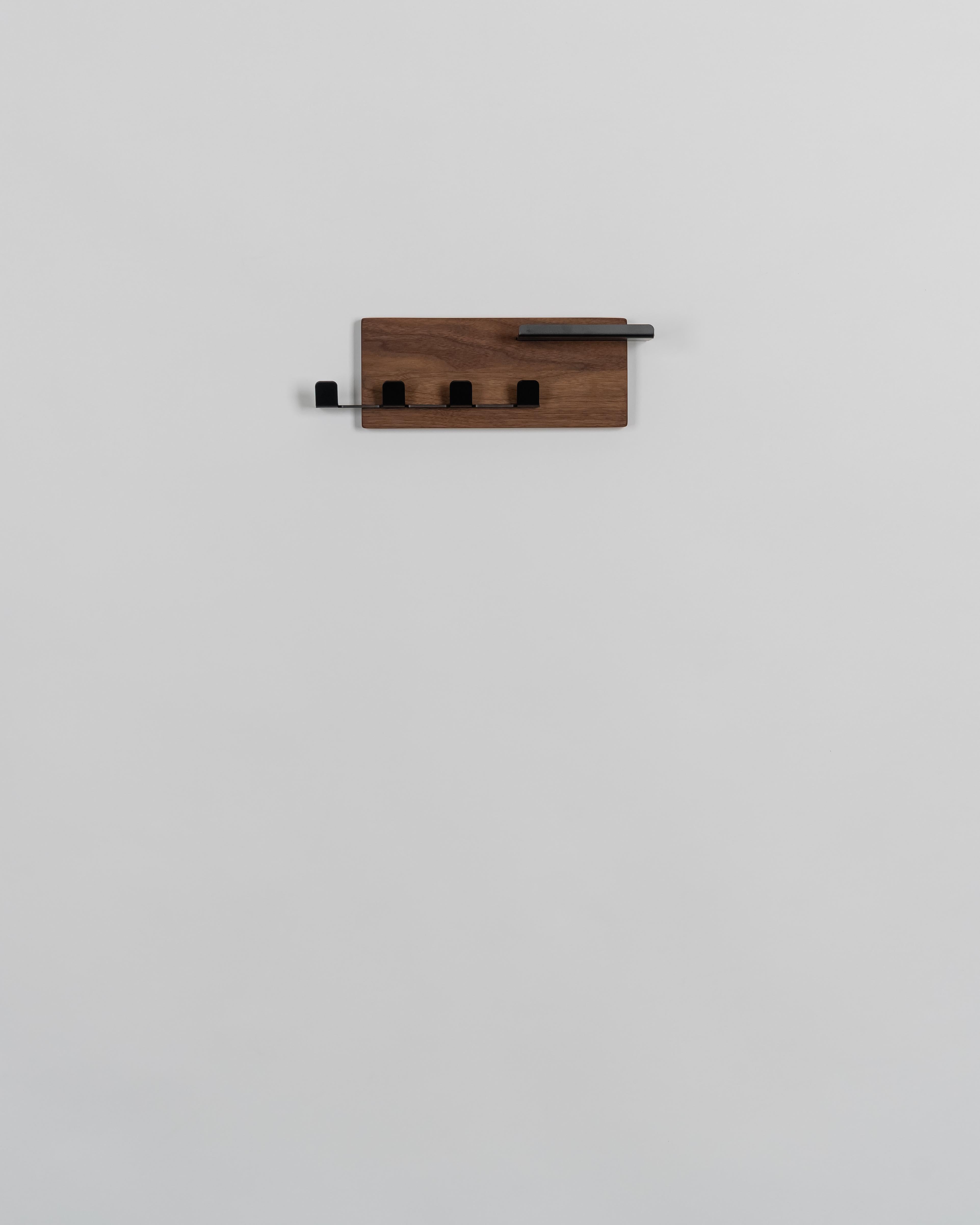 Petit porte-manteau en noyer et métal peint par poudrage noir - The Modern Scandinavian

Ce petit porte-manteau est un mélange raffiné de noyer naturel et de métal épuré revêtu de poudre noire, illustrant le design Modern Scandinavian Nature.