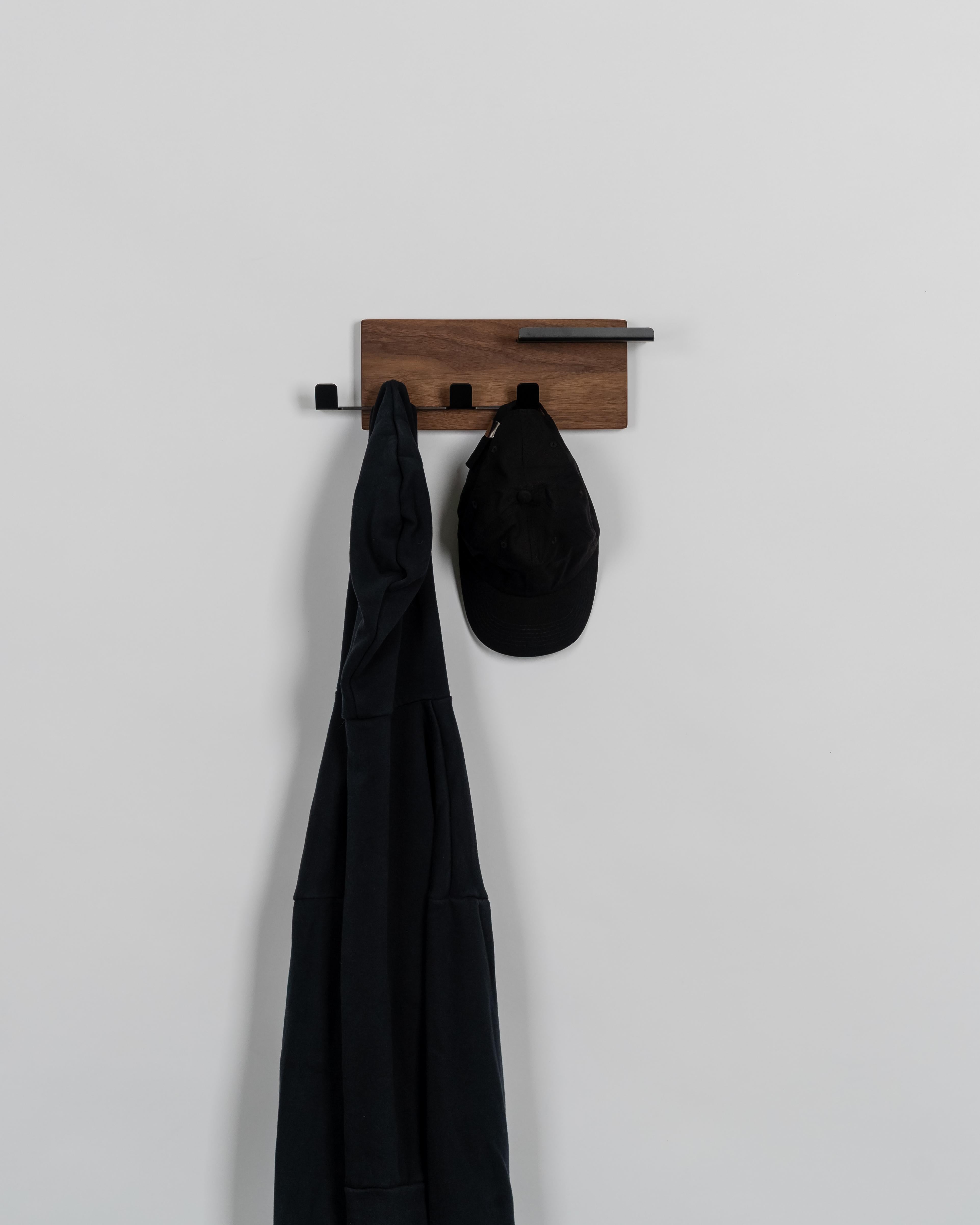 Scandinave moderne Petit porte-manteau en noyer et métal peint par poudrage noir - The Modern Scandinavian en vente