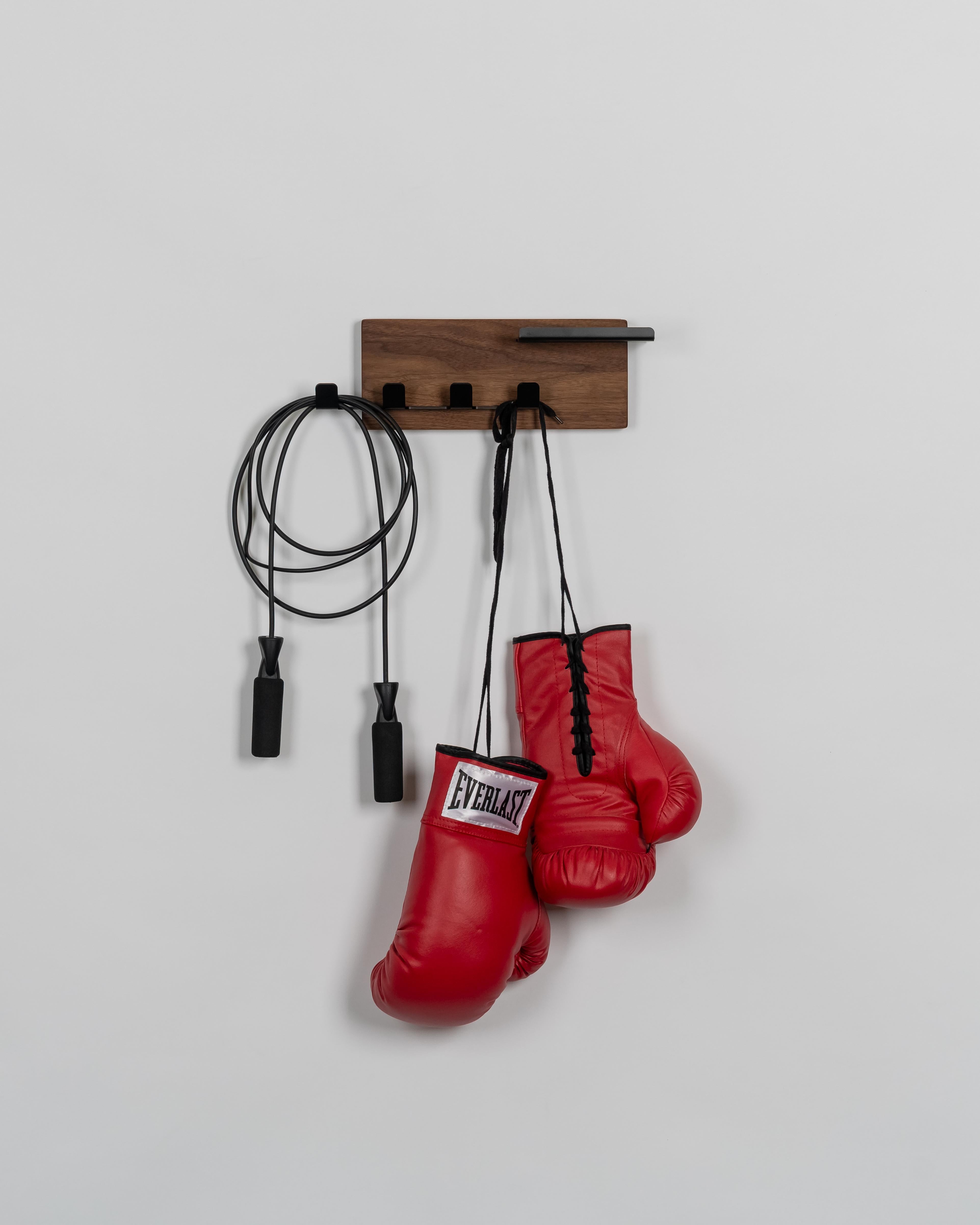 Ferronnerie Petit porte-manteau en noyer et métal peint par poudrage noir - The Modern Scandinavian en vente