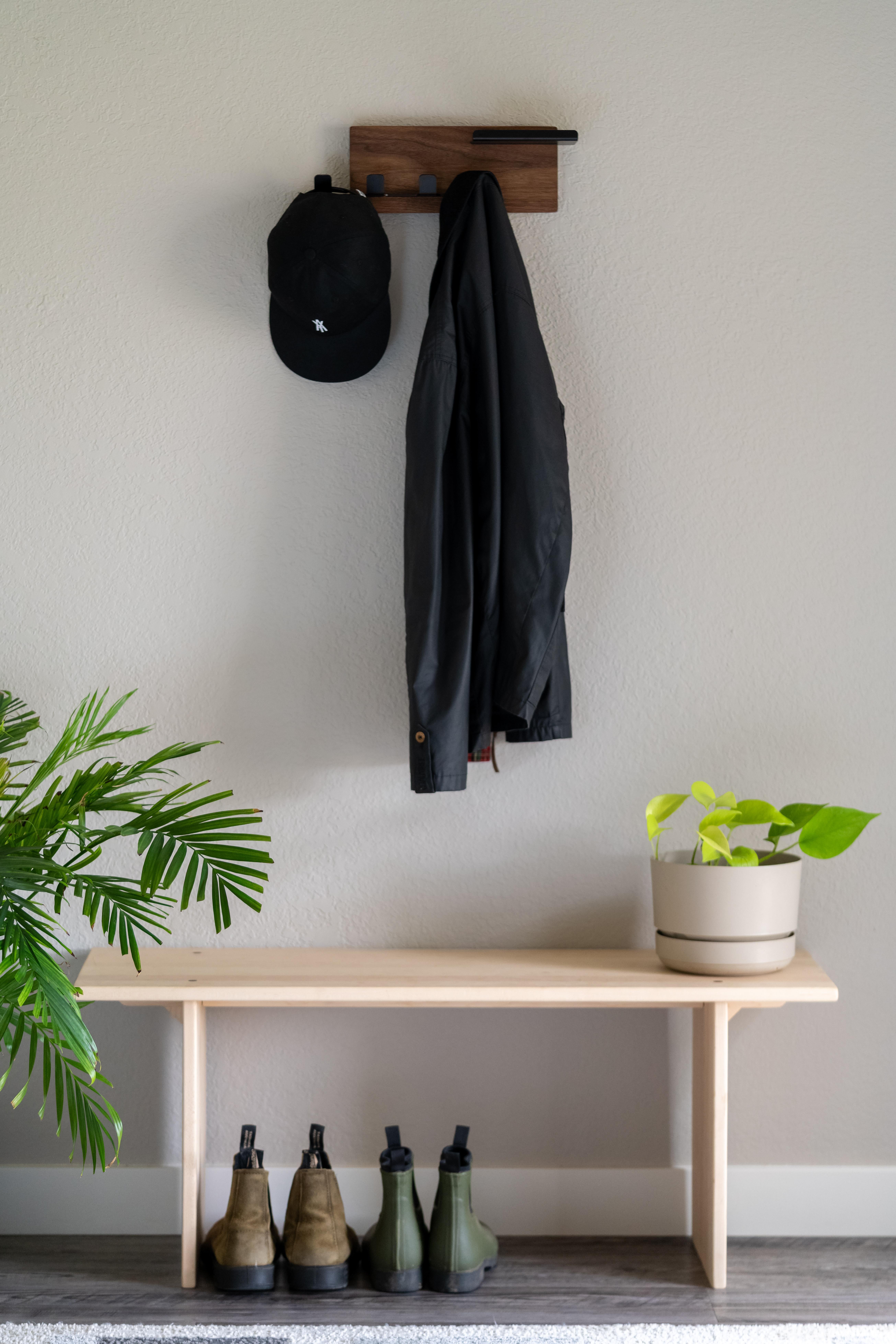 XXIe siècle et contemporain Petit porte-manteau en noyer et métal peint par poudrage noir - The Modern Scandinavian en vente