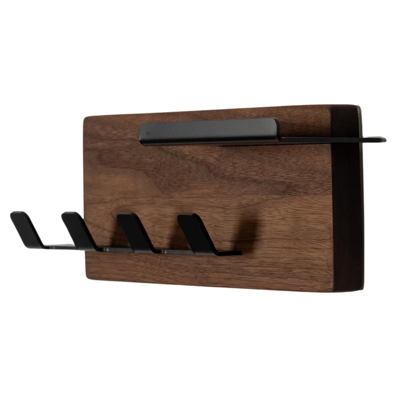 Petit porte-manteau en noyer et métal peint par poudrage noir - The Modern Scandinavian