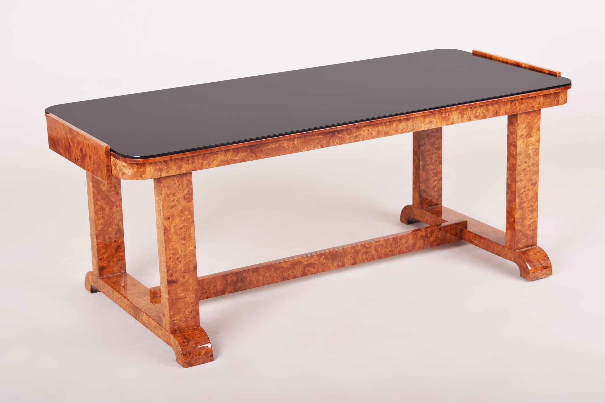 Petite table, Tchécoslovaquie, matériau noyer
Période : 1920-1929.
