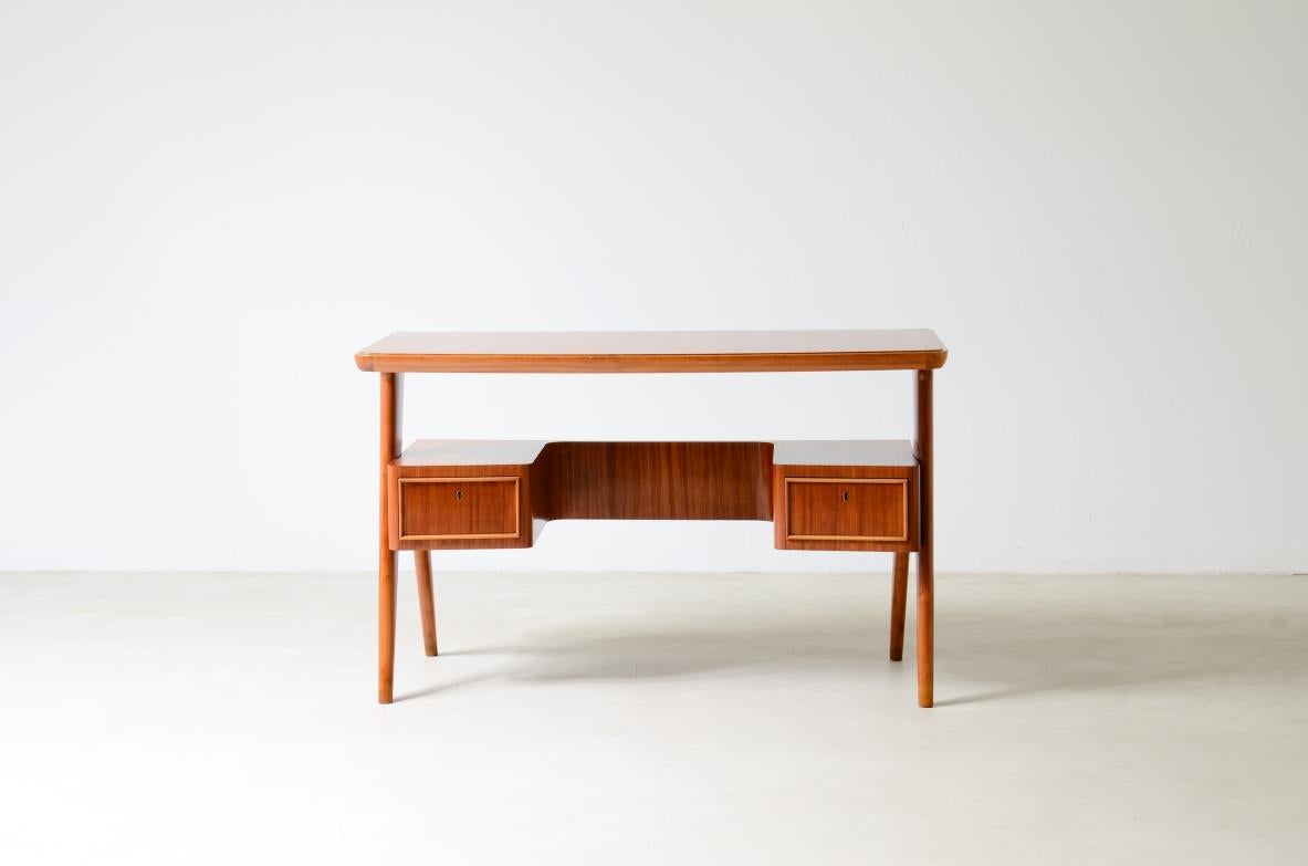 COD-2641
Petit bureau en noyer avec deux tiroirs et un compartiment de rangement.

Fabrication italienne, vers 1950.
