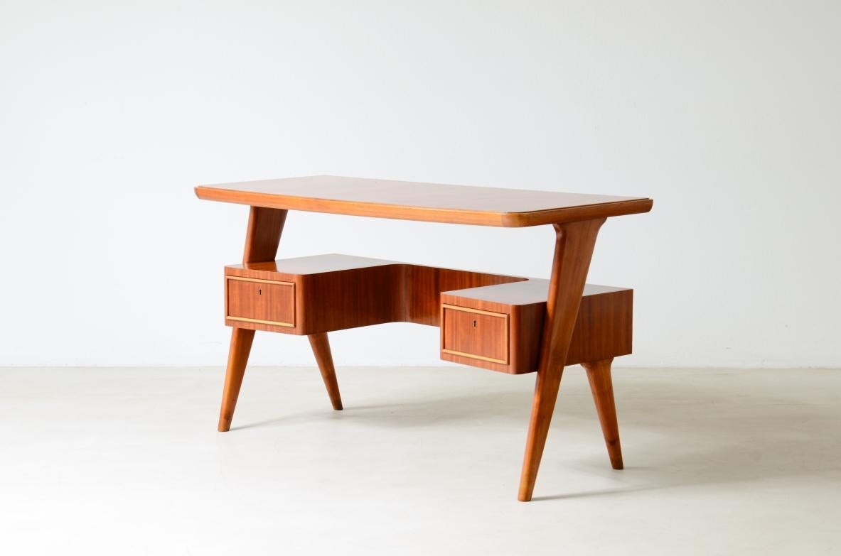 Mid-Century Modern Petit bureau en noyer avec deux tiroirs et un compartiment de rangement.