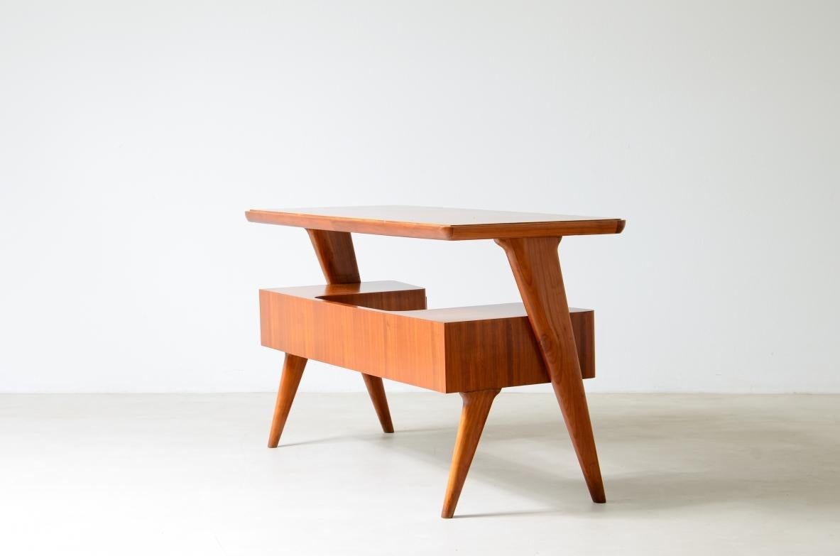 Européen Petit bureau en noyer avec deux tiroirs et un compartiment de rangement.