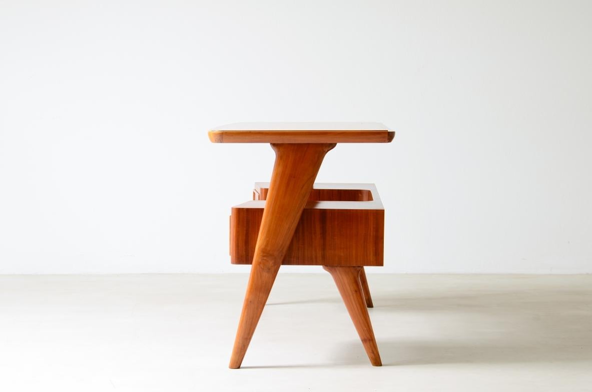Petit bureau en noyer avec deux tiroirs et un compartiment de rangement. Excellent état à Milano, IT