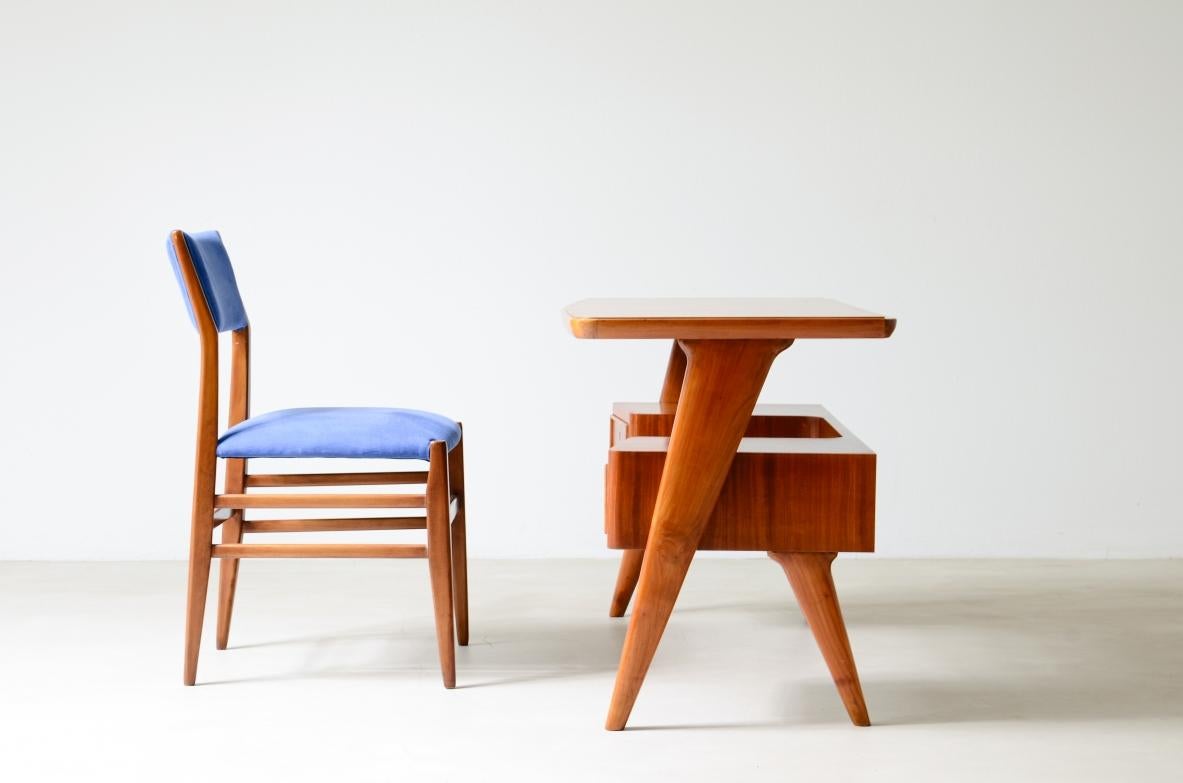20ième siècle Petit bureau en noyer avec deux tiroirs et un compartiment de rangement.