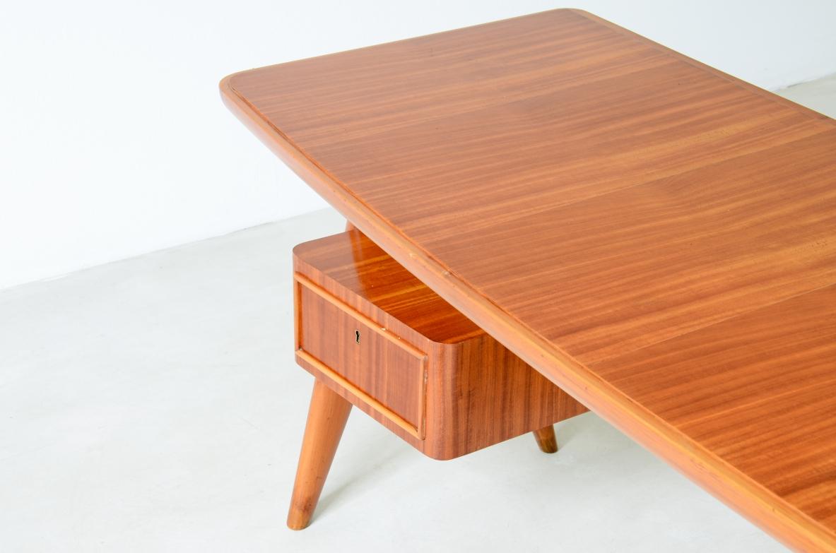 Noyer Petit bureau en noyer avec deux tiroirs et un compartiment de rangement.