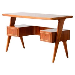 Petit bureau en noyer avec deux tiroirs et un compartiment de rangement.
