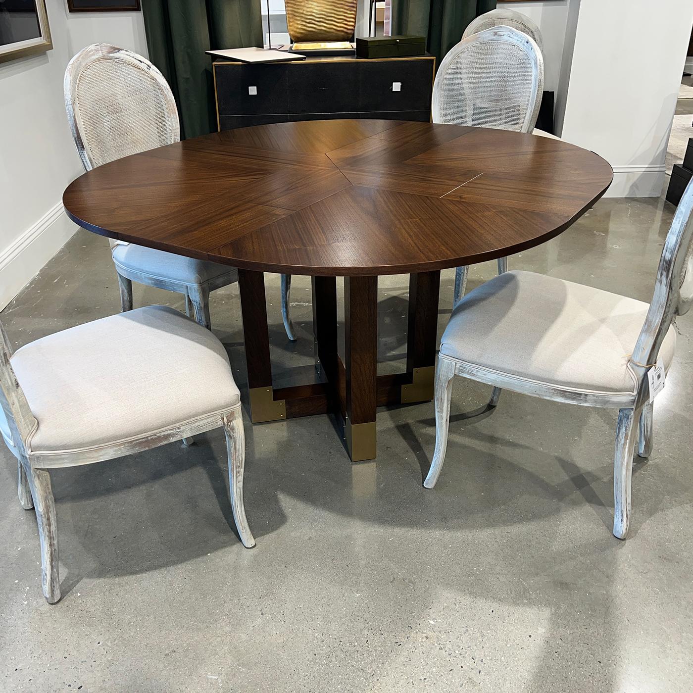 Petite table à manger en noyer en vente 6