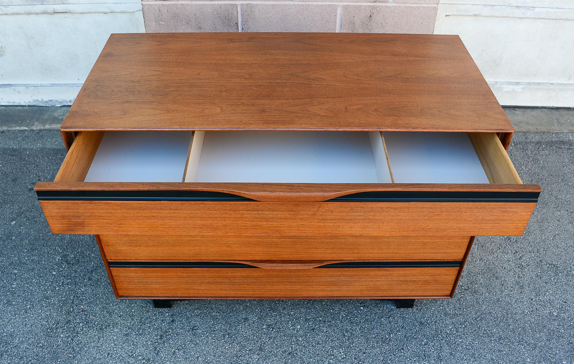 Small Walnut Dresser by John Kapel for Glenn of California For Sale 3