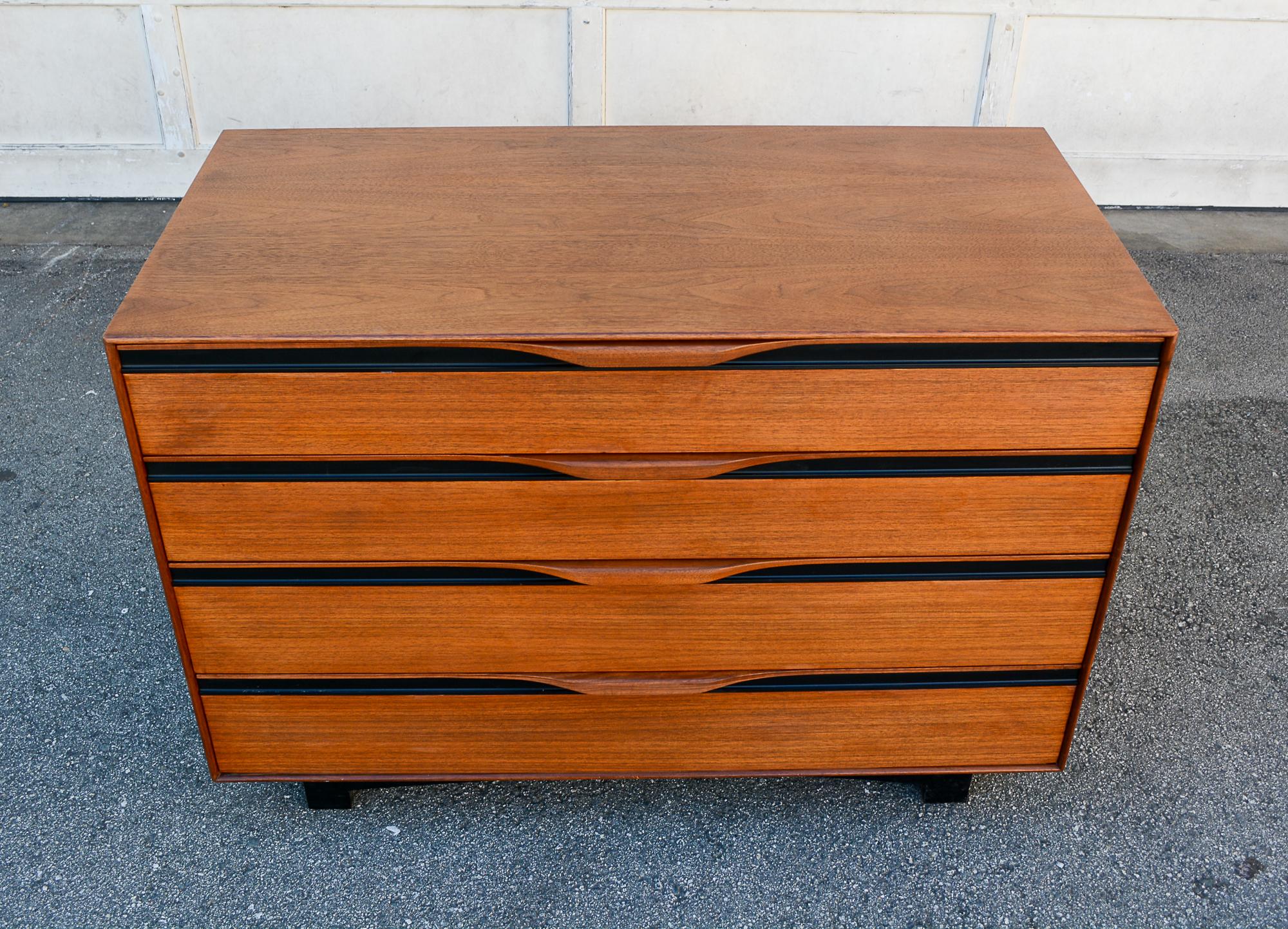 Small Walnut Dresser by John Kapel for Glenn of California In Good Condition For Sale In San Mateo, CA