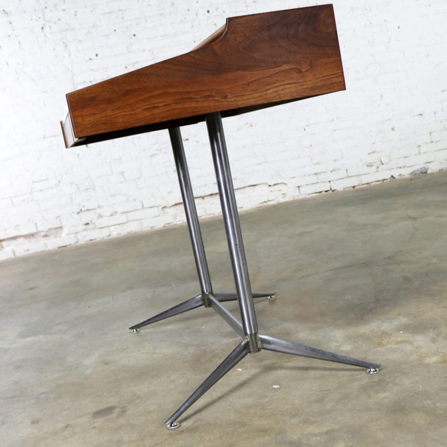 Small Walnut Mid-Century Modern Writing Desk in the Style of George Nelson 7