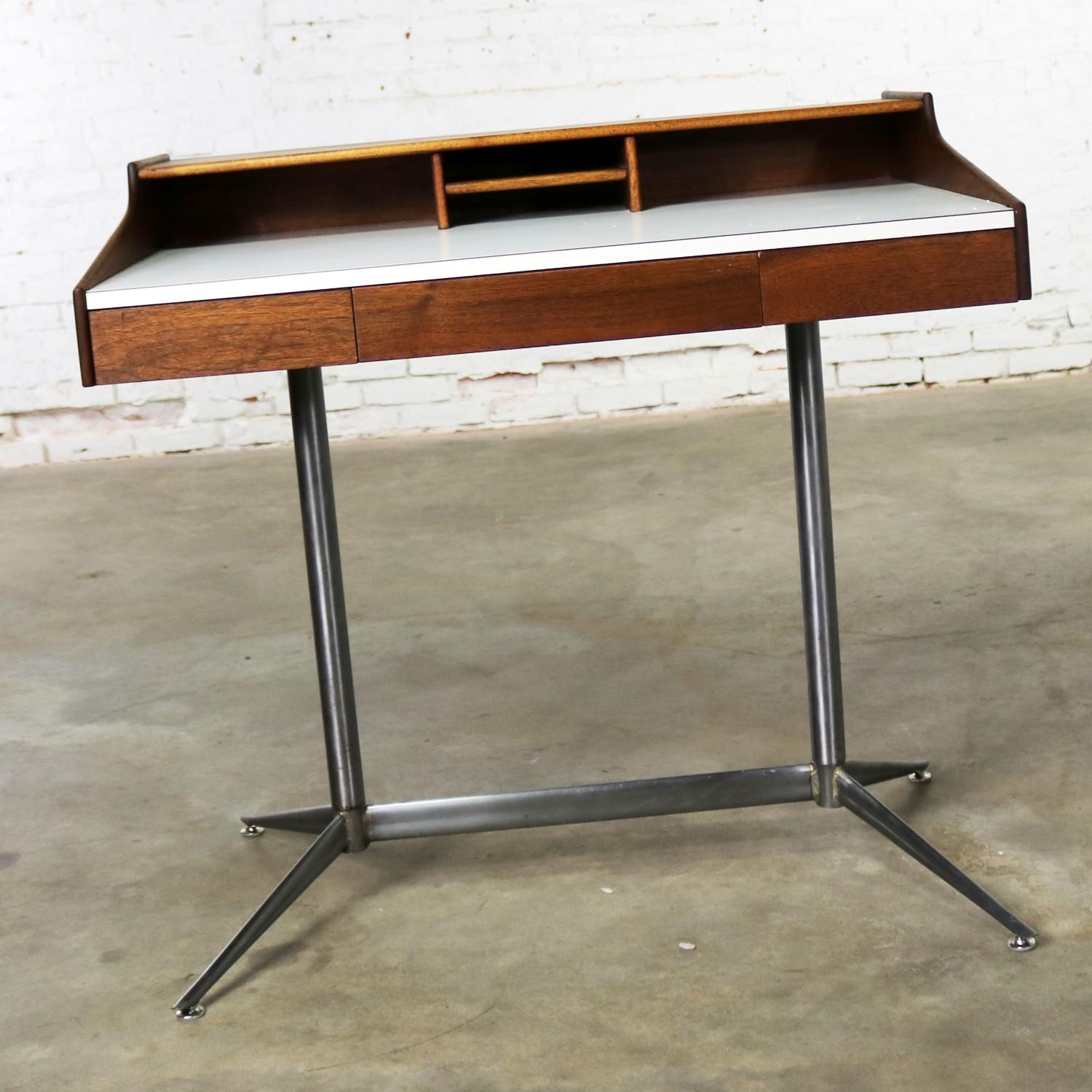 Small Walnut Mid-Century Modern Writing Desk in the Style of George Nelson 8