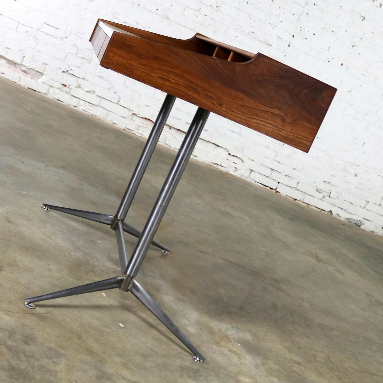 Small Walnut Mid-Century Modern Writing Desk in the Style of George Nelson In Good Condition In Topeka, KS