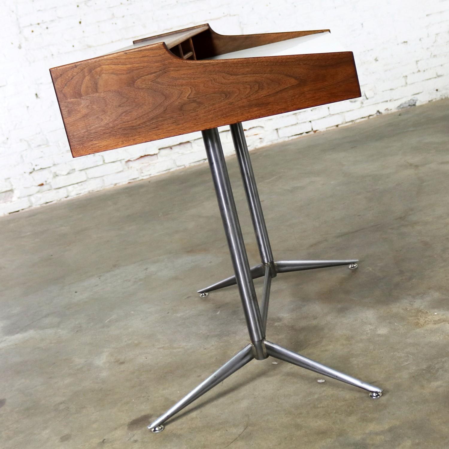 20th Century Small Walnut Mid-Century Modern Writing Desk in the Style of George Nelson