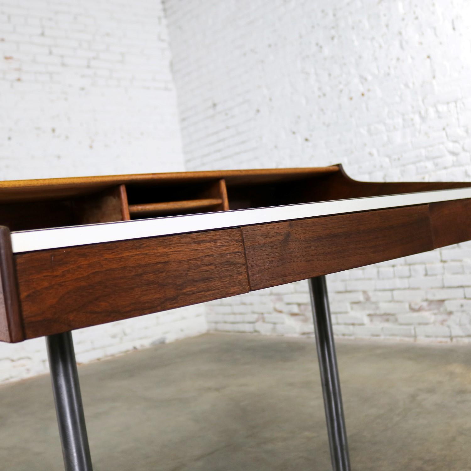Small Walnut Mid-Century Modern Writing Desk in the Style of George Nelson 3