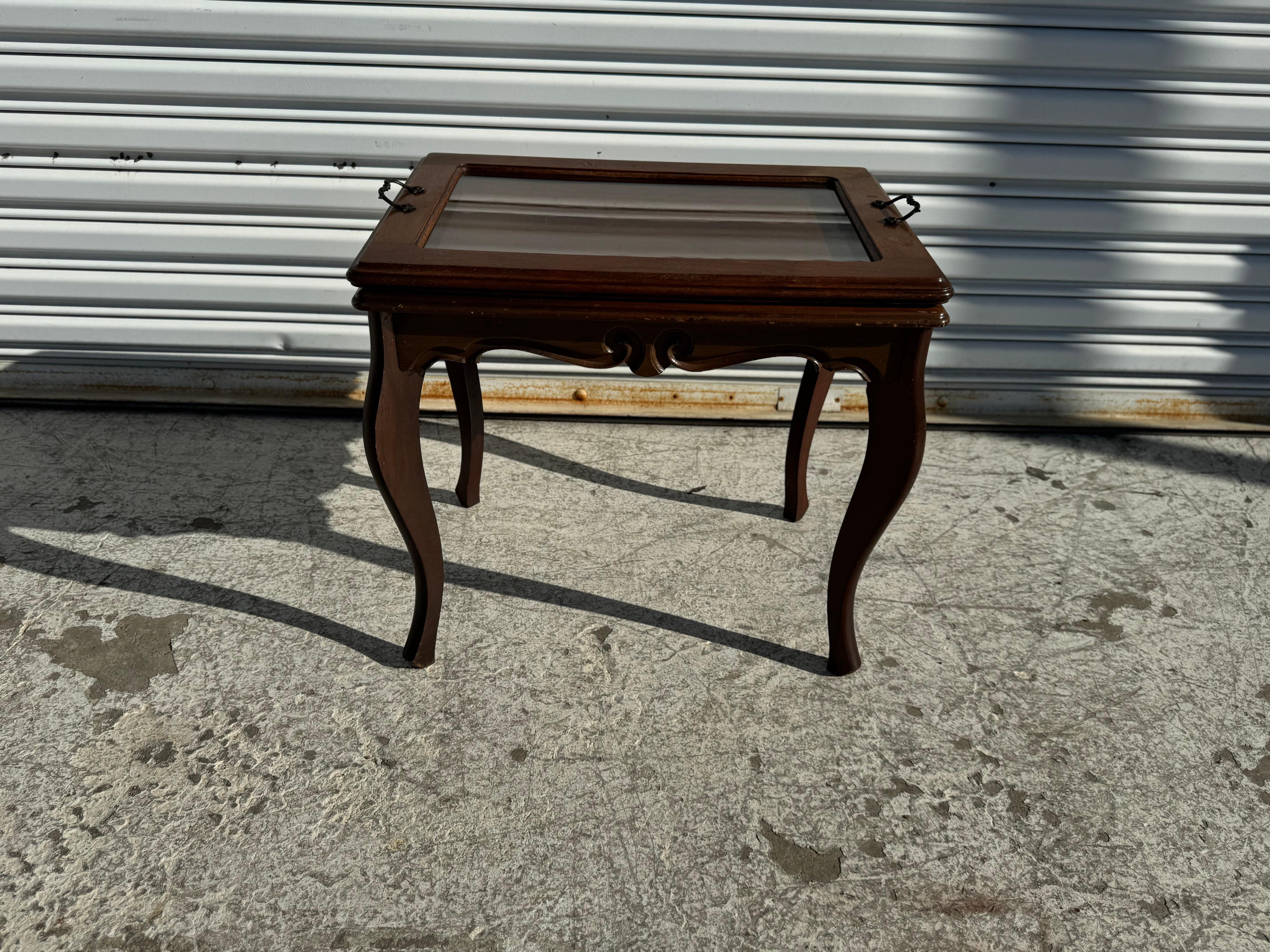 With a removable serving tray, this side table is unique.
Dating from the 1940's, its made of walnut.
It has cabriole legs and a carved skirt.