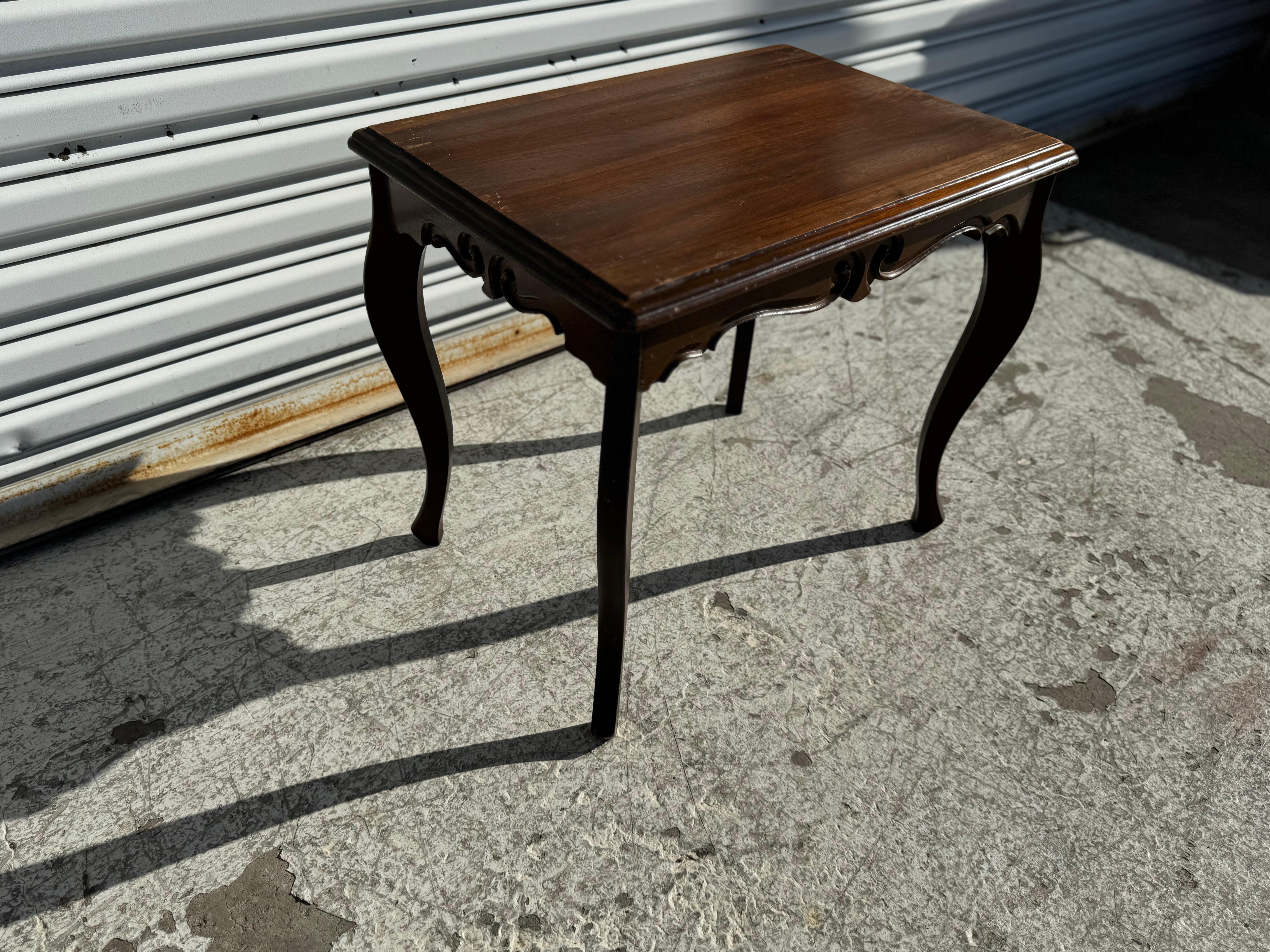 American Classical Small Walnut Side Table with Glass Top Serving Tray For Sale