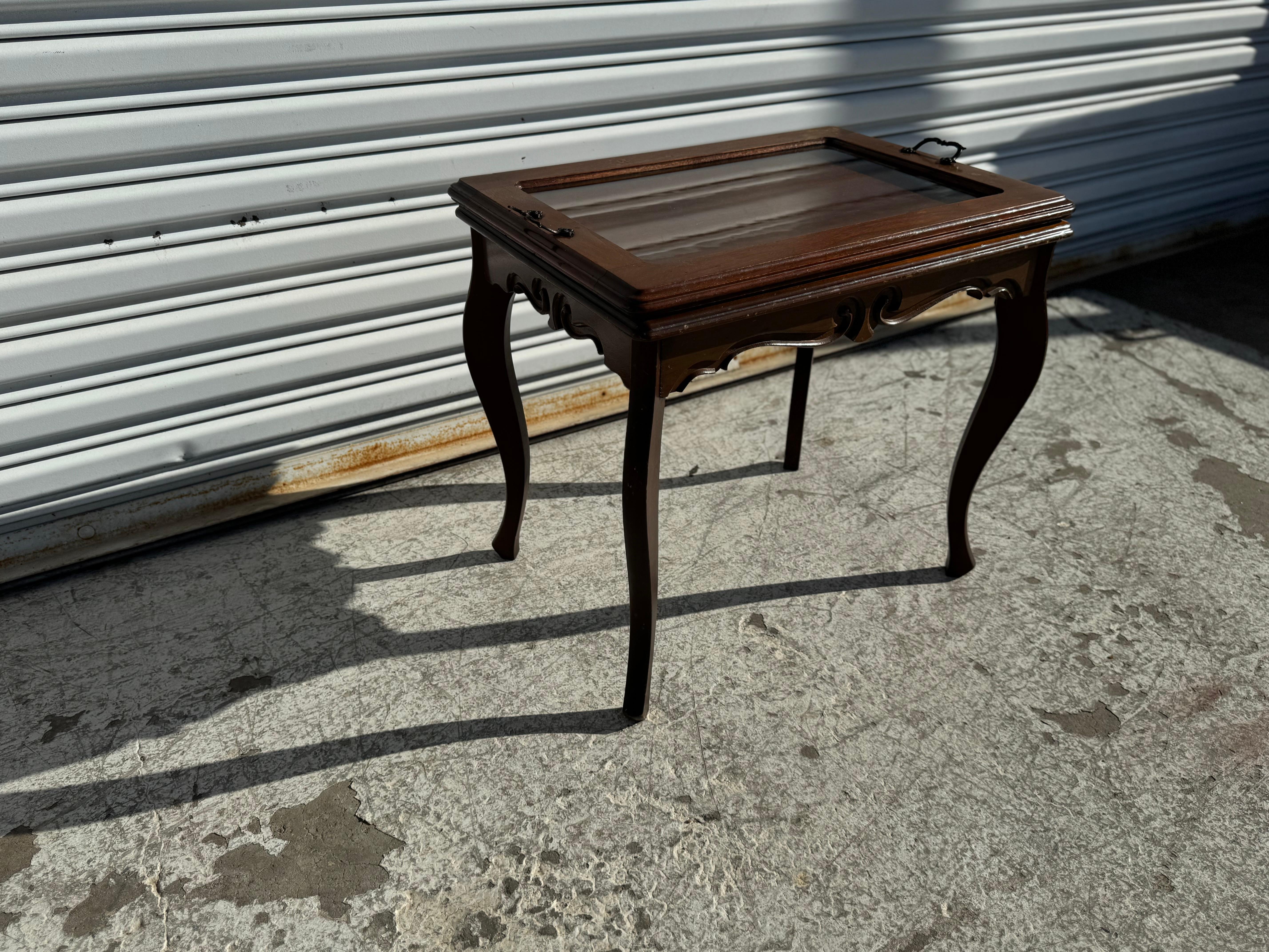 Small Walnut Side Table with Glass Top Serving Tray In Good Condition For Sale In Pasadena, TX