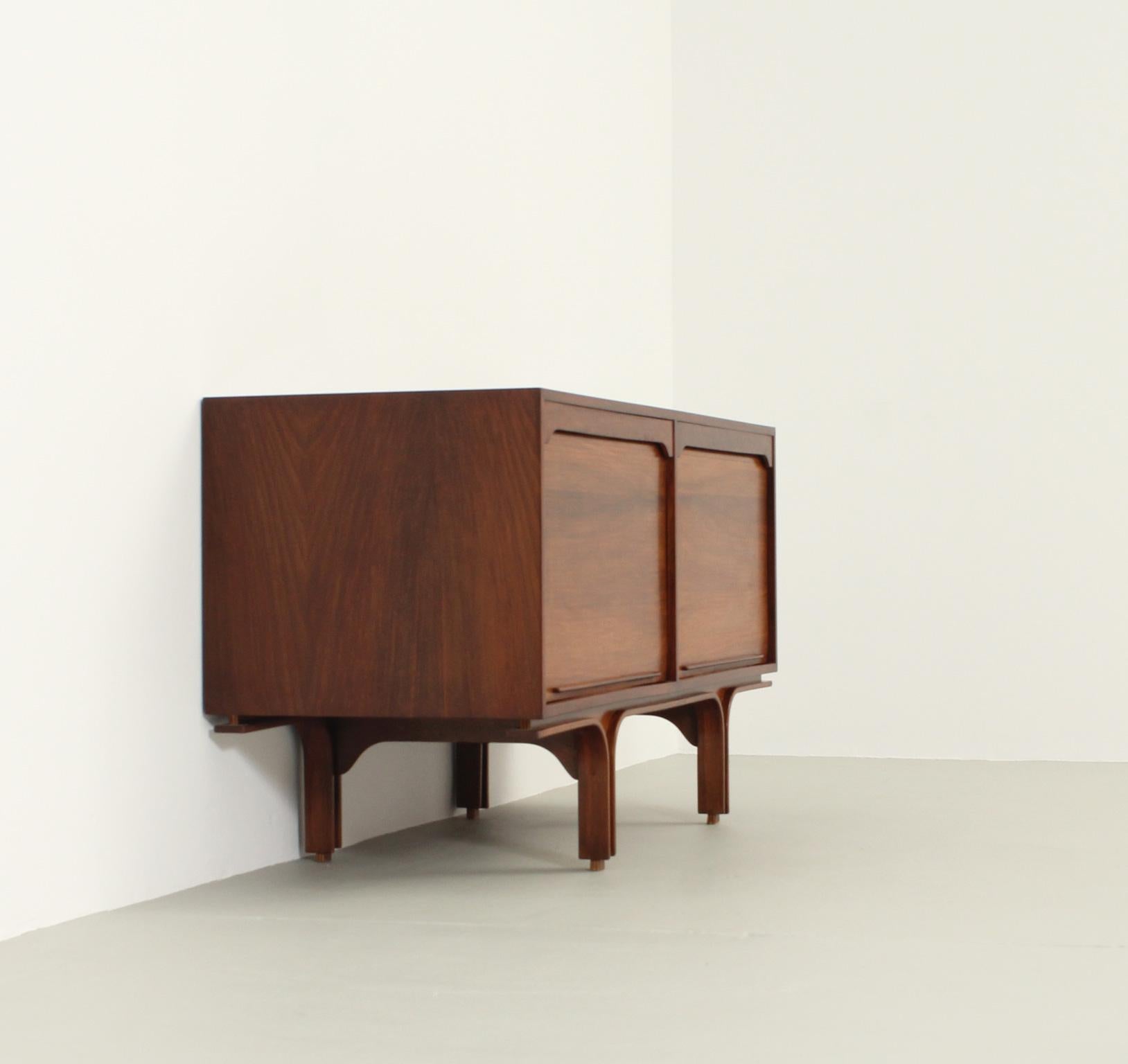 Small Walnut Sideboard by Gianfranco Frattini for Bernini In Good Condition In Barcelona, ES