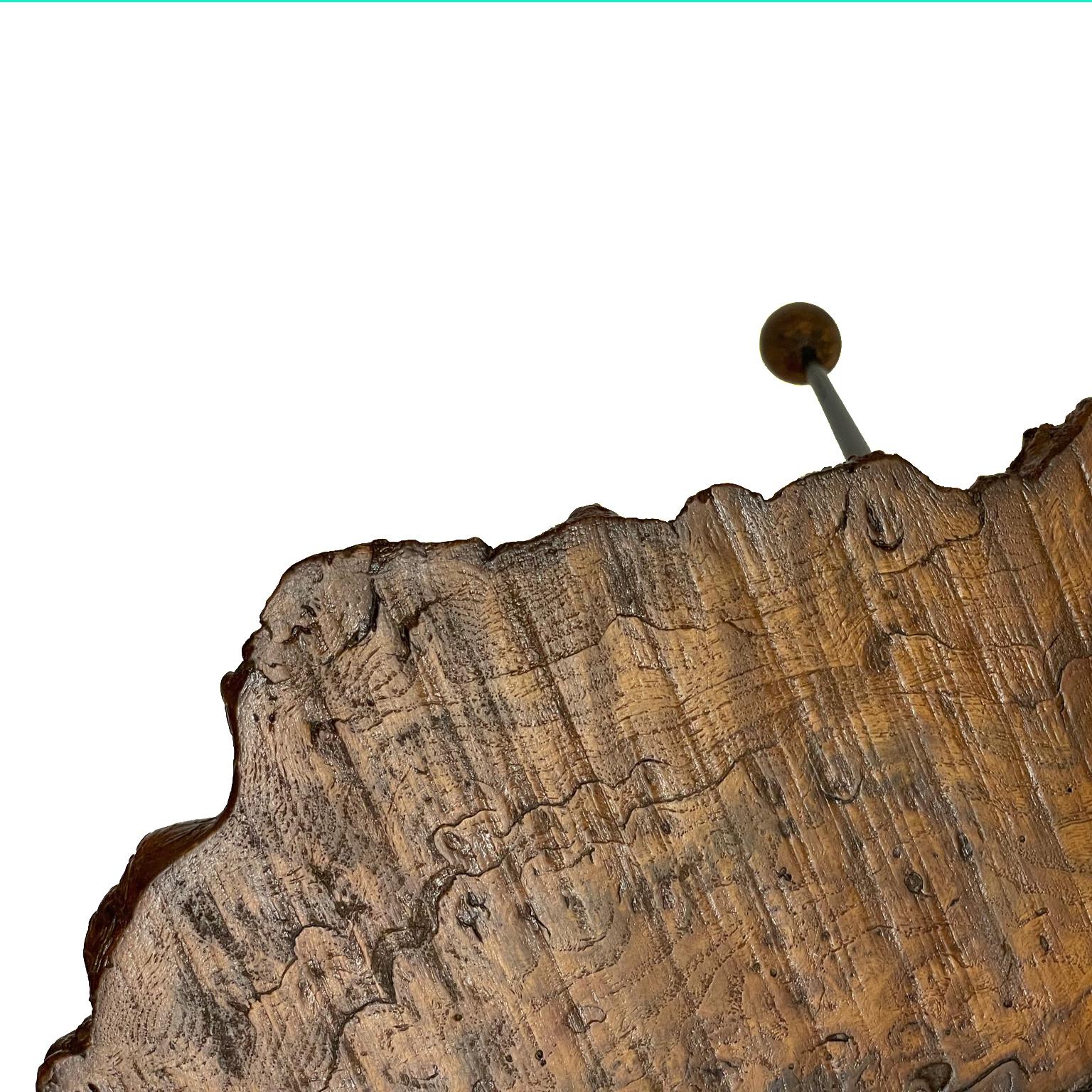 Italienischer Beistelltisch aus Nussbaumholz aus der Mitte des Jahrhunderts (Gemalt) im Angebot