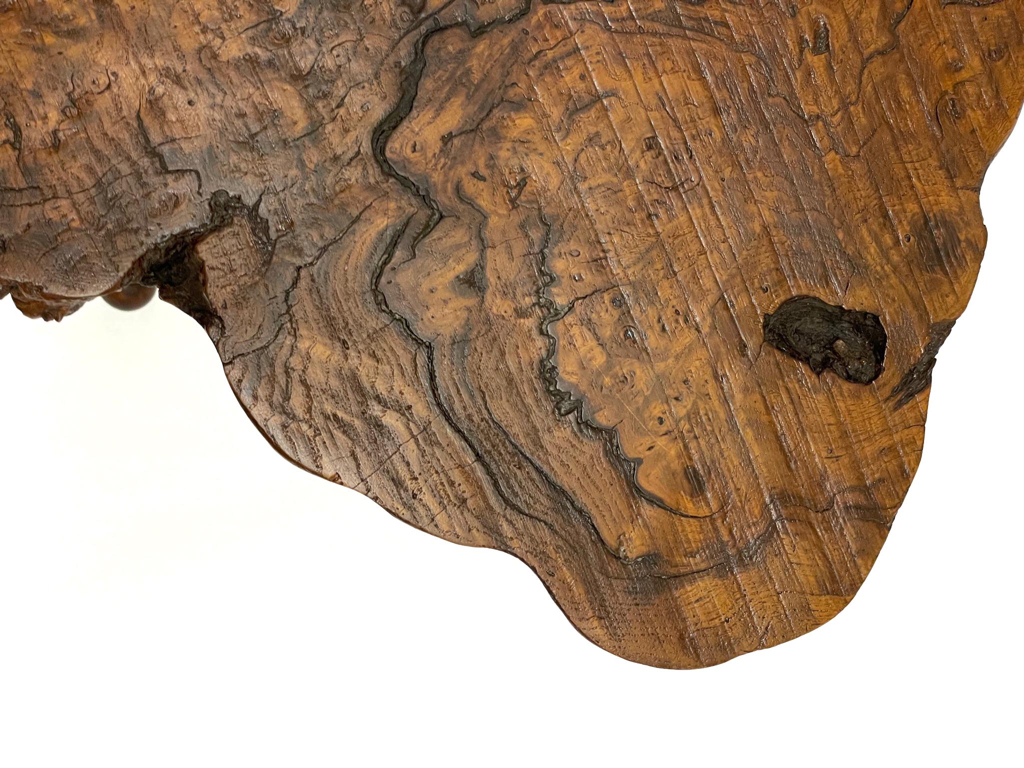 Italienischer Beistelltisch aus Nussbaumholz aus der Mitte des Jahrhunderts im Zustand „Gut“ im Angebot in New York, NY