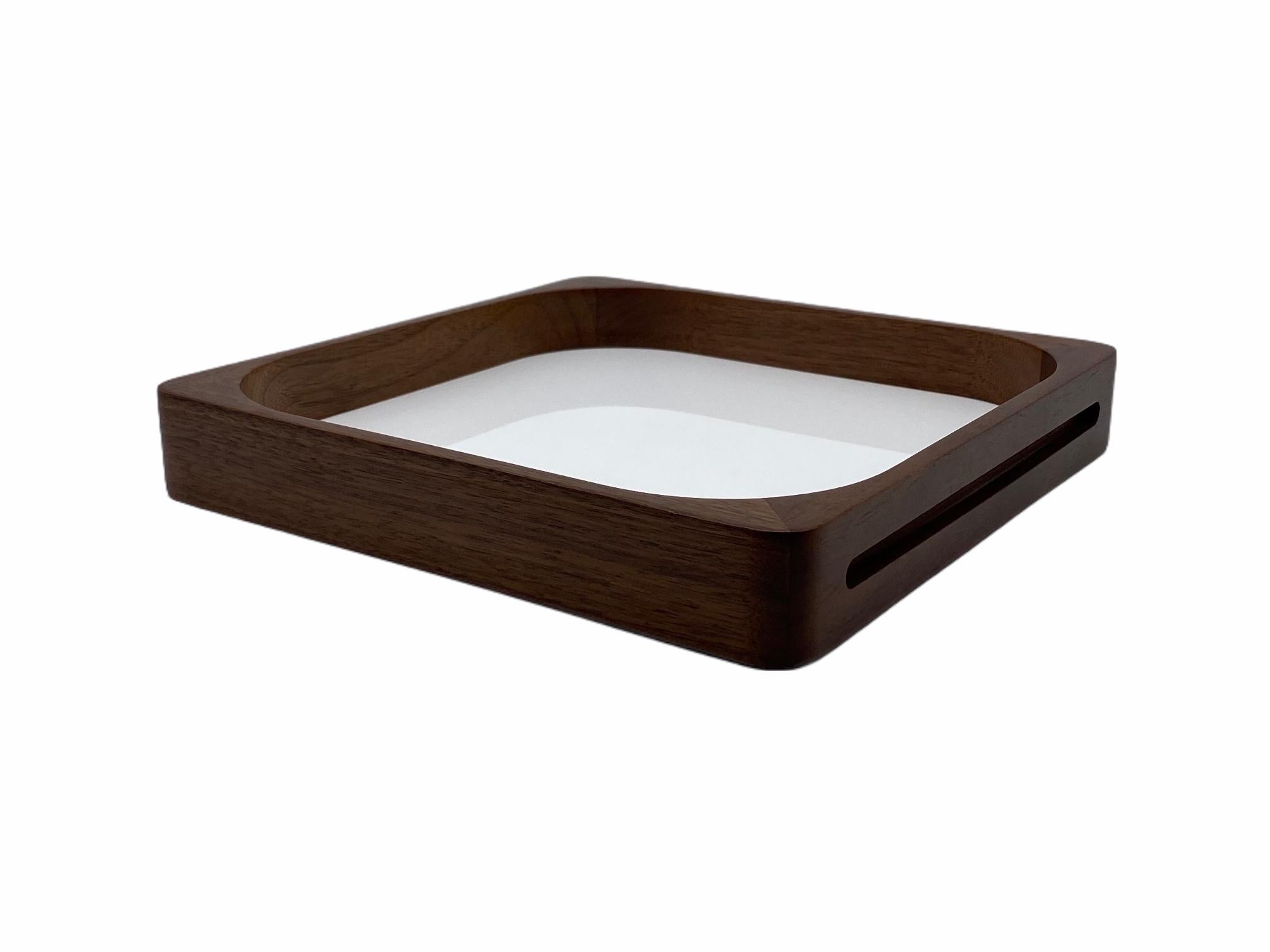 With its modernist-inspired edges and vibrant base, the Square tray was designed by Gisela Simas in 2014. Made of freijó wood and fórmica, this versatile piece transitions seamlessly from the dining table to the bedroom, serving multiple functions.