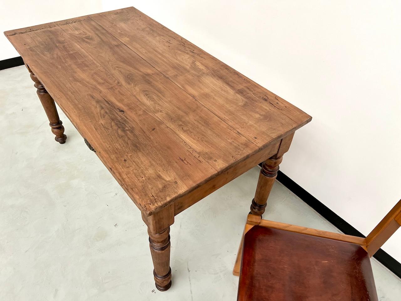Small walnut table or desk, France, circa 1900 In Good Condition In LYON, FR