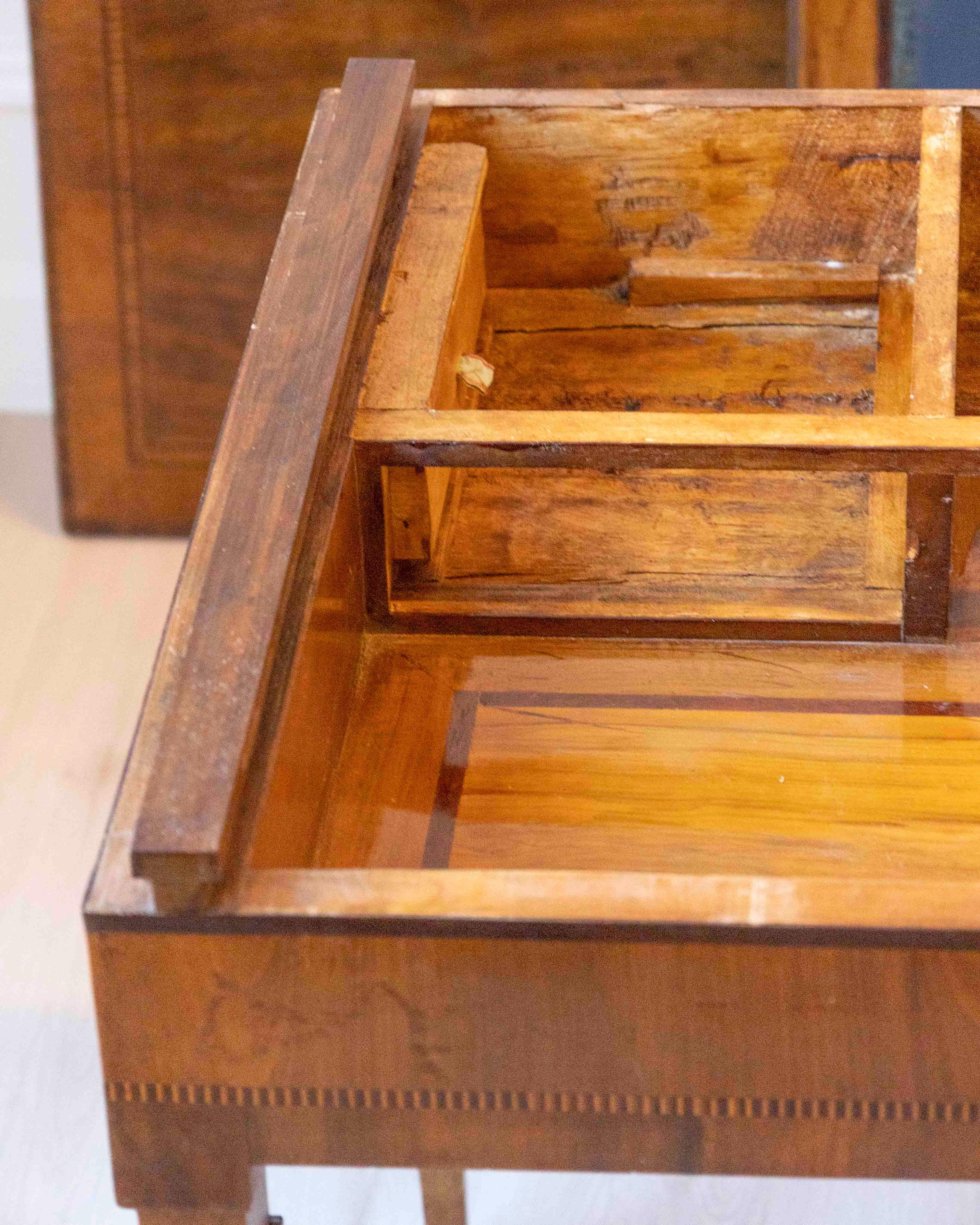 Small Walnut Veneered Desk Inlaid With Different Woods, Tuscany, Late 18th Centu For Sale 5