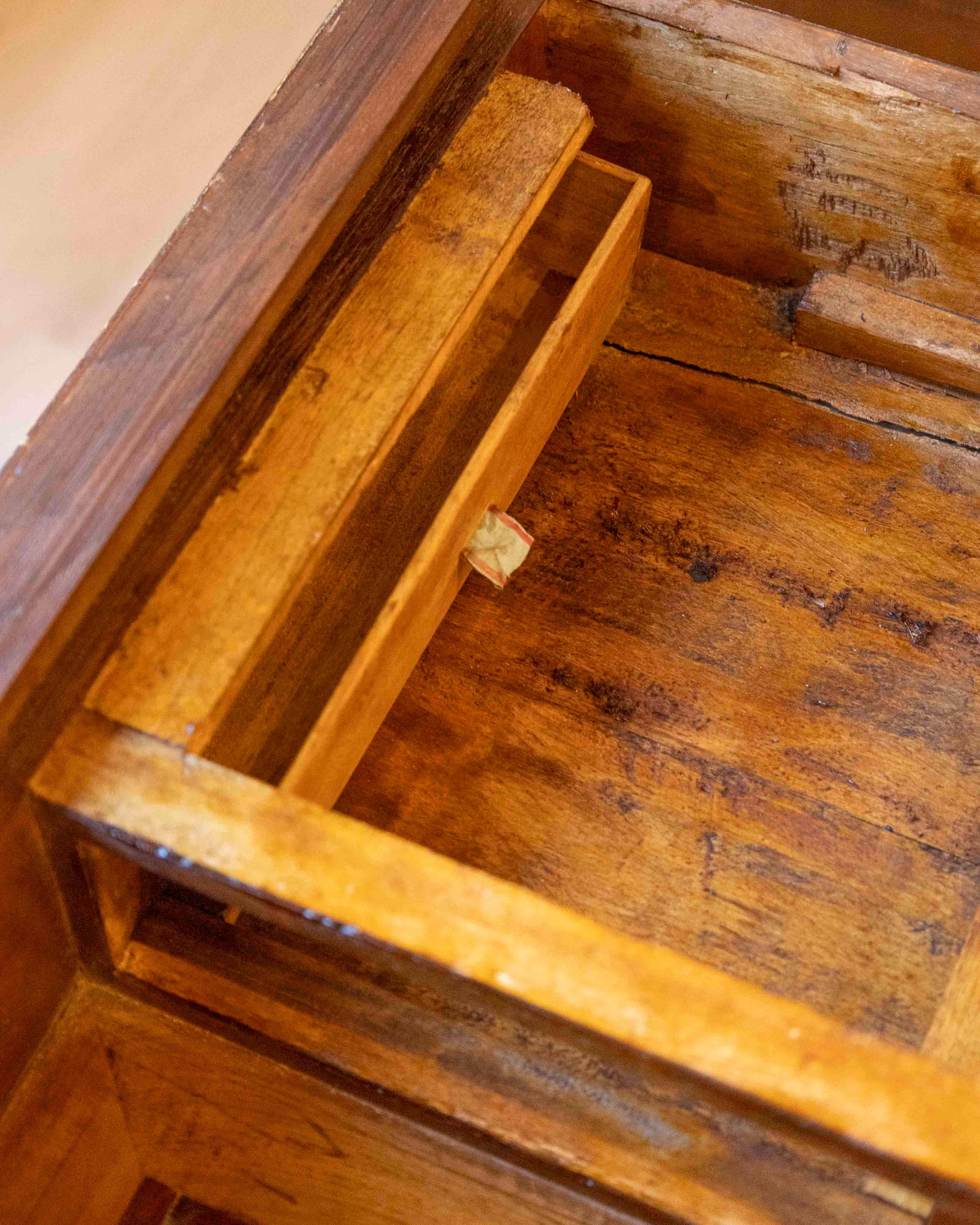 Small Walnut Veneered Desk Inlaid With Different Woods, Tuscany, Late 18th Centu For Sale 6