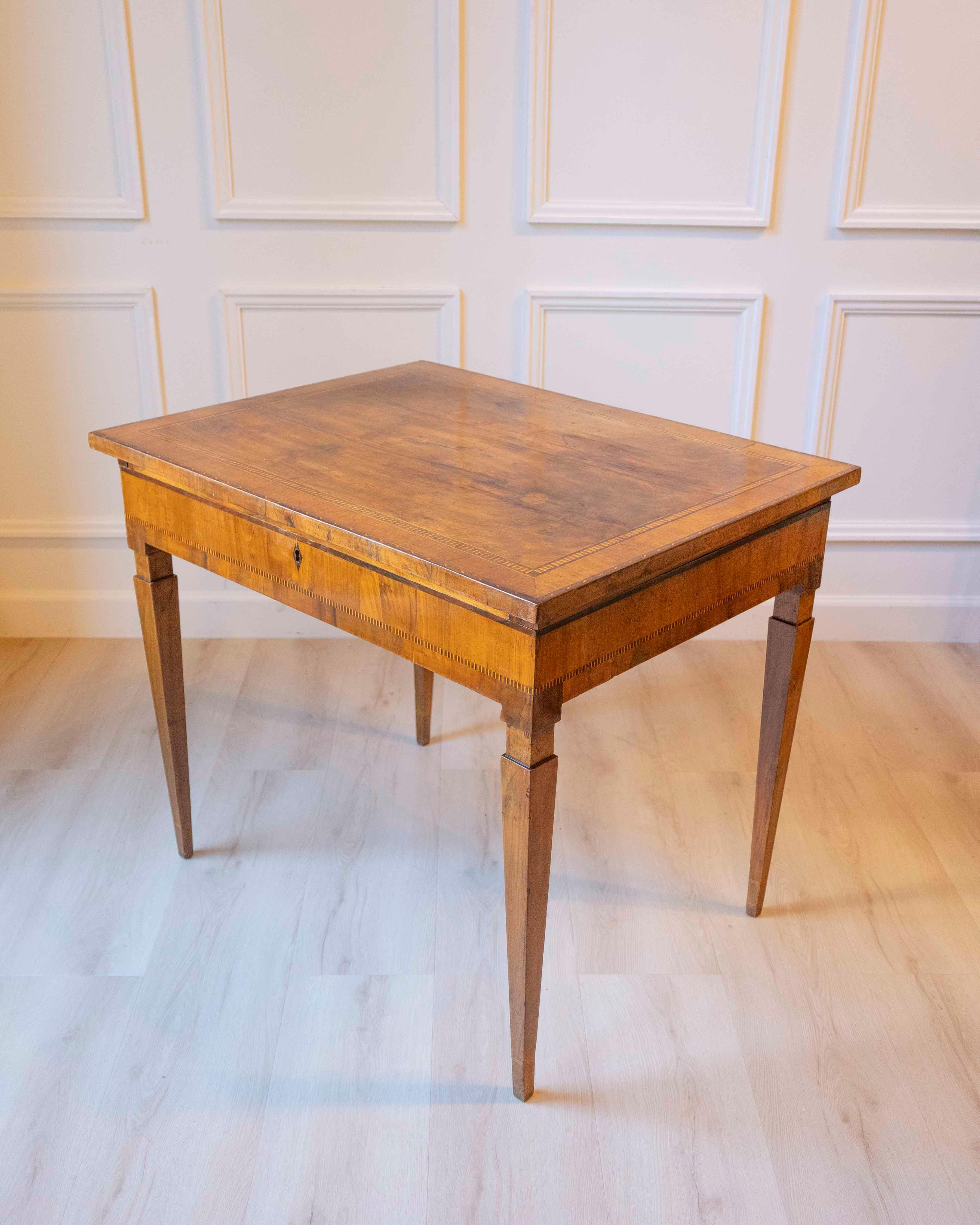 Small Walnut Veneered Desk Inlaid With Different Woods, Tuscany, Late 18th Centu For Sale 8