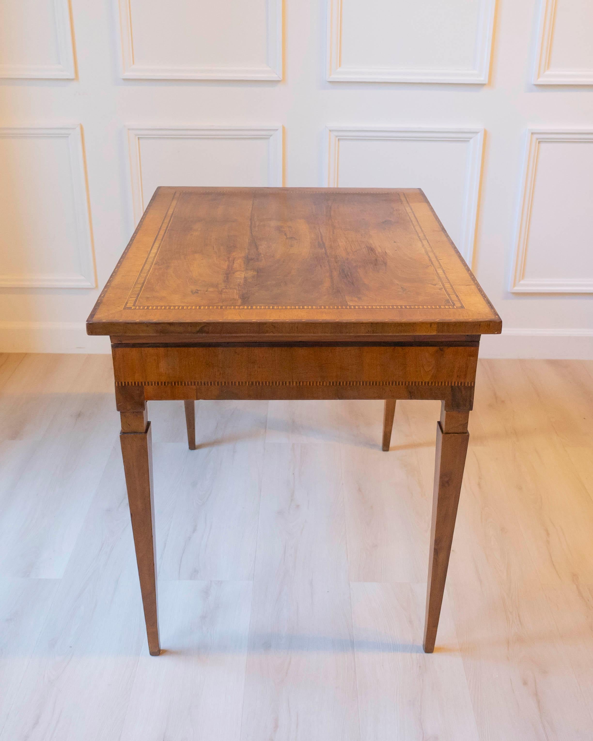 Small Walnut Veneered Desk Inlaid With Different Woods, Tuscany, Late 18th Centu For Sale 9