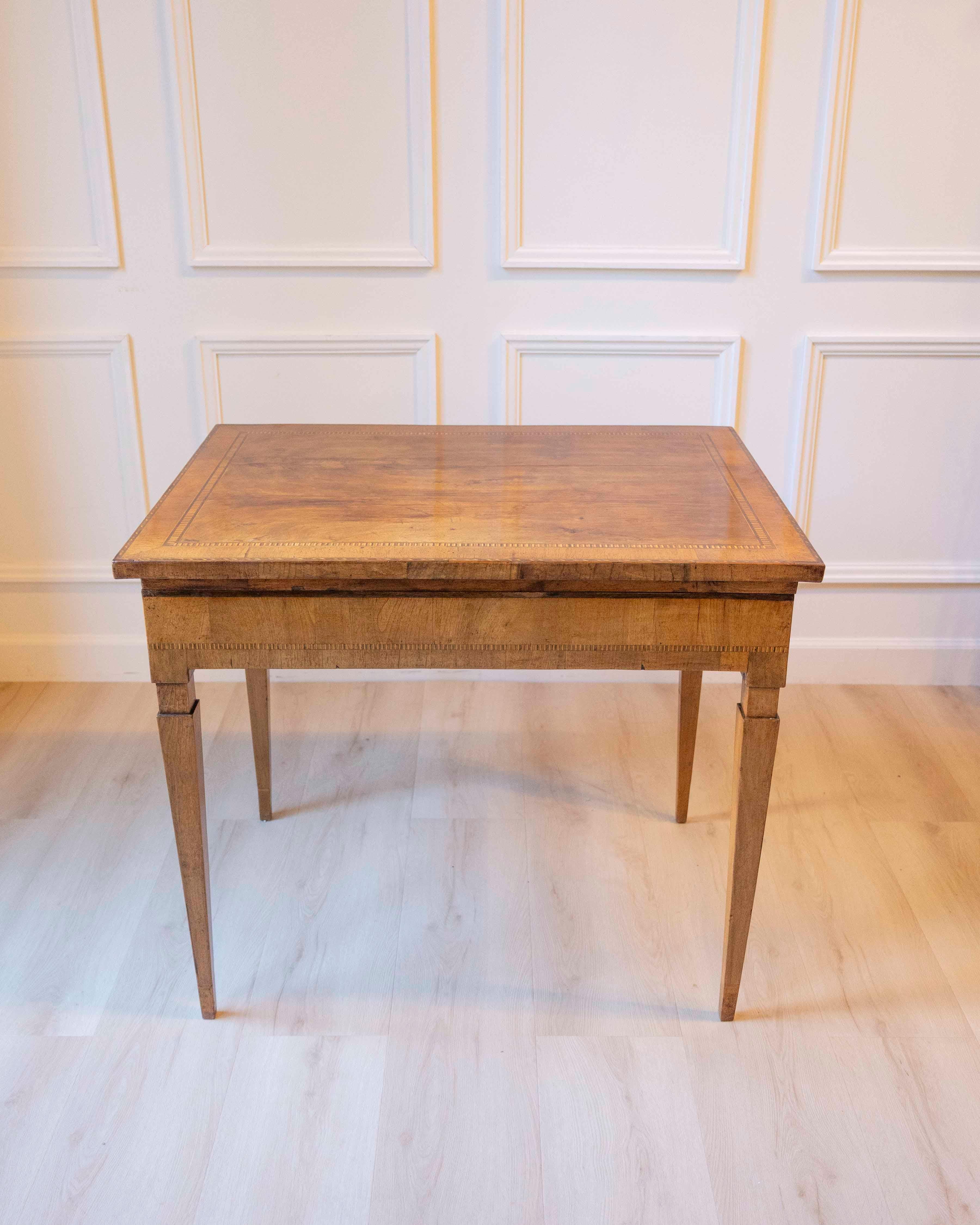 Small Walnut Veneered Desk Inlaid With Different Woods, Tuscany, Late 18th Centu For Sale 10