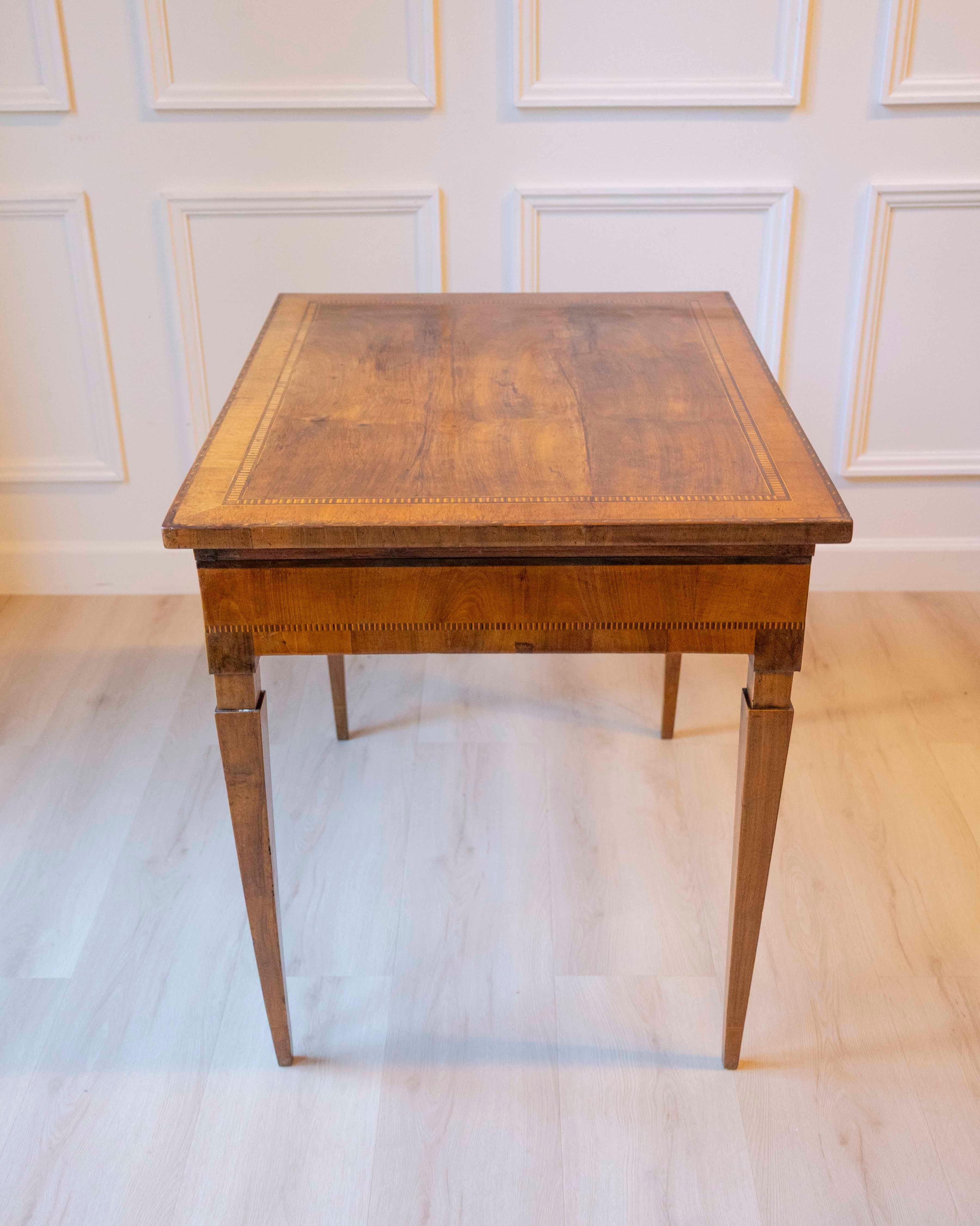 Small Walnut Veneered Desk Inlaid With Different Woods, Tuscany, Late 18th Centu For Sale 11