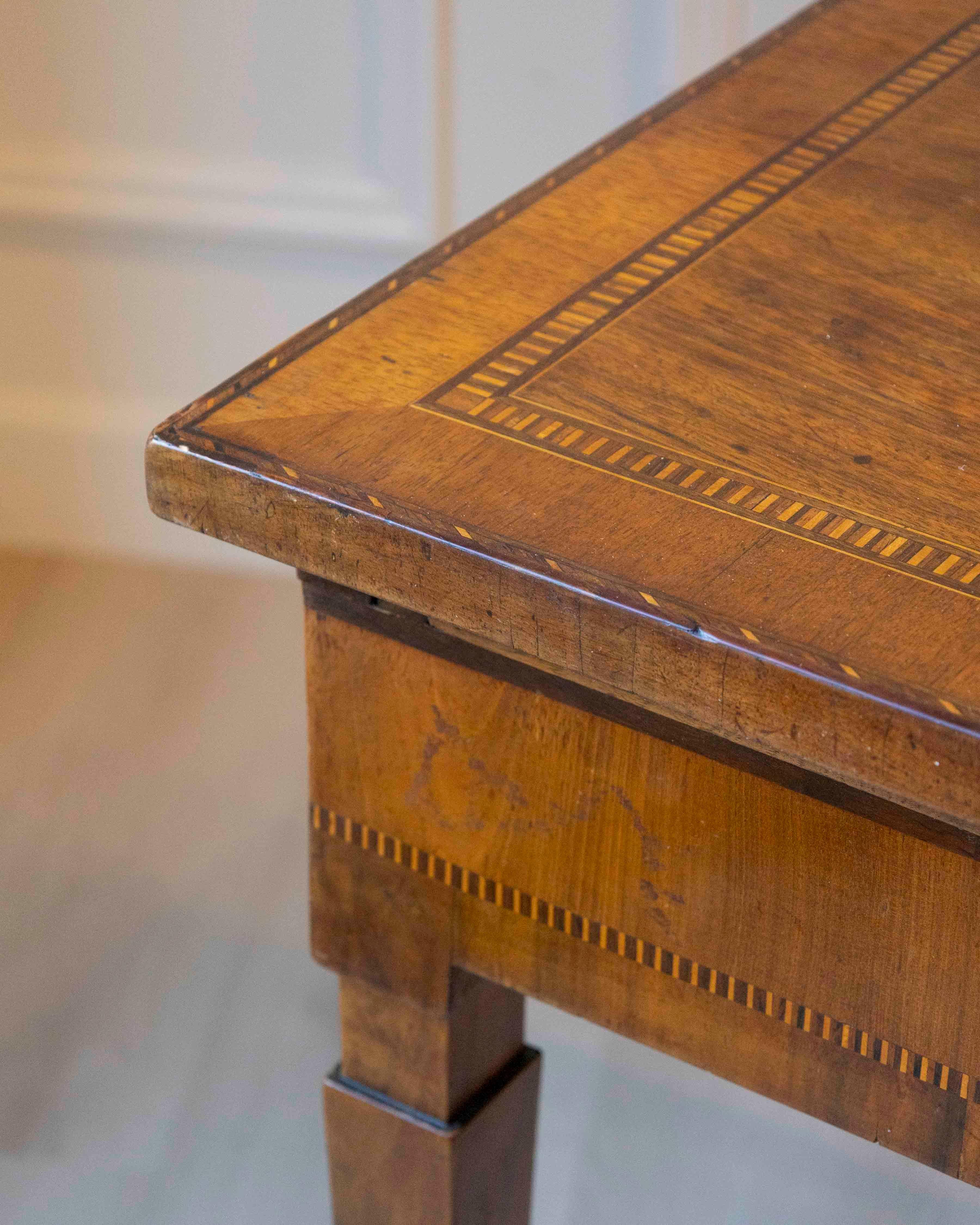 Small Walnut Veneered Desk Inlaid With Different Woods, Tuscany, Late 18th Centu For Sale 14
