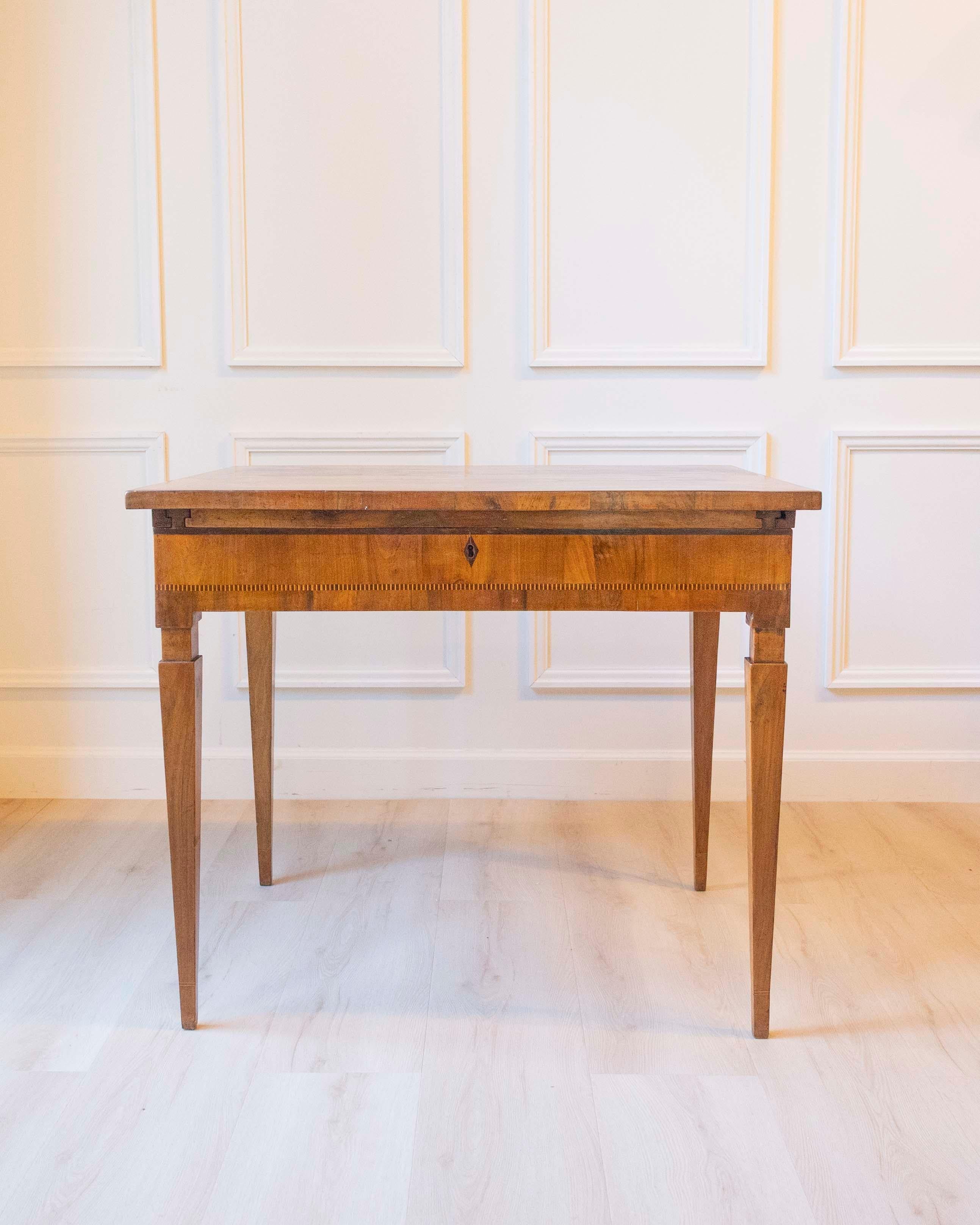Italian Small Walnut Veneered Desk Inlaid With Different Woods, Tuscany, Late 18th Centu For Sale