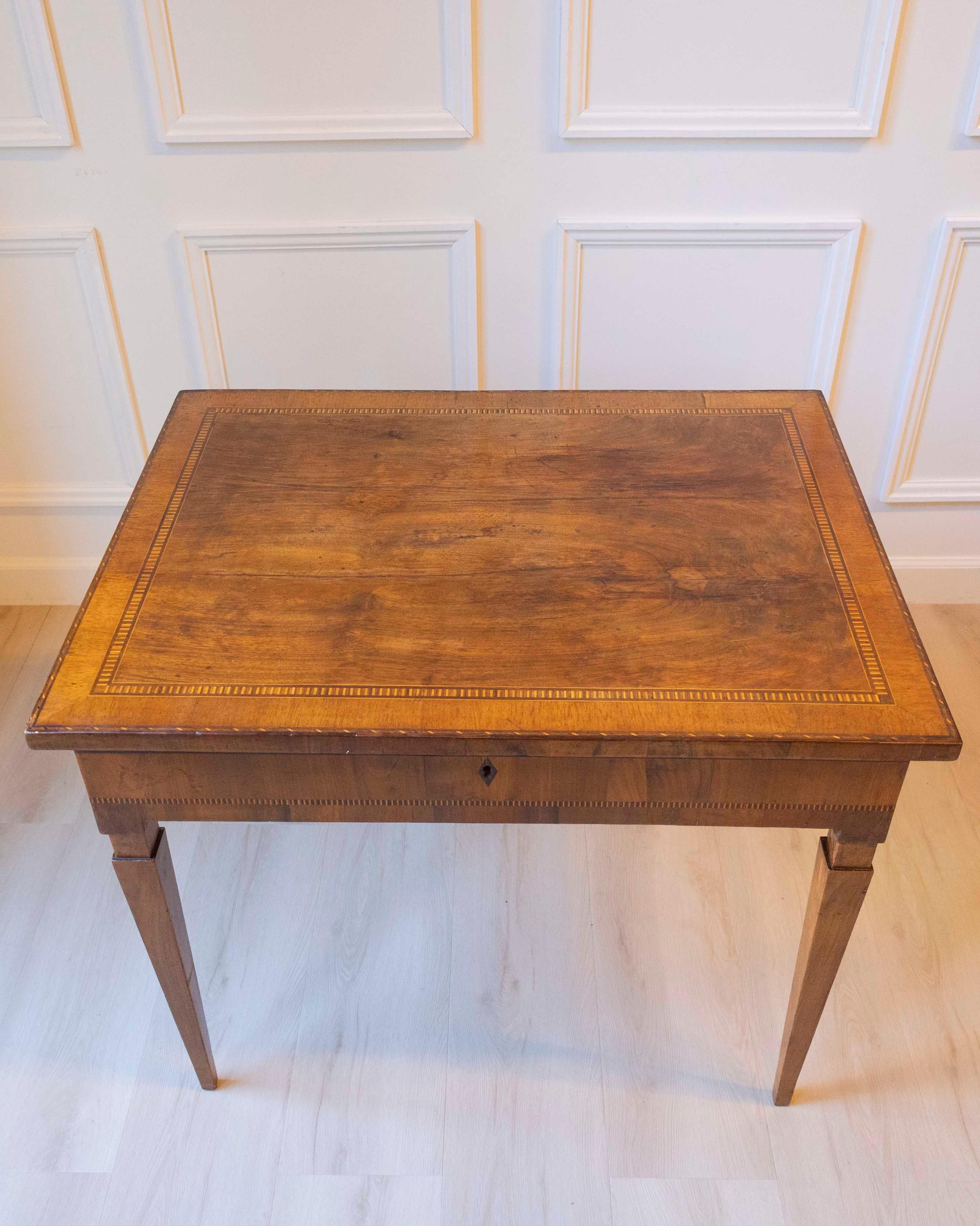 Small Walnut Veneered Desk Inlaid With Different Woods, Tuscany, Late 18th Centu In Good Condition For Sale In Atlanta, GA