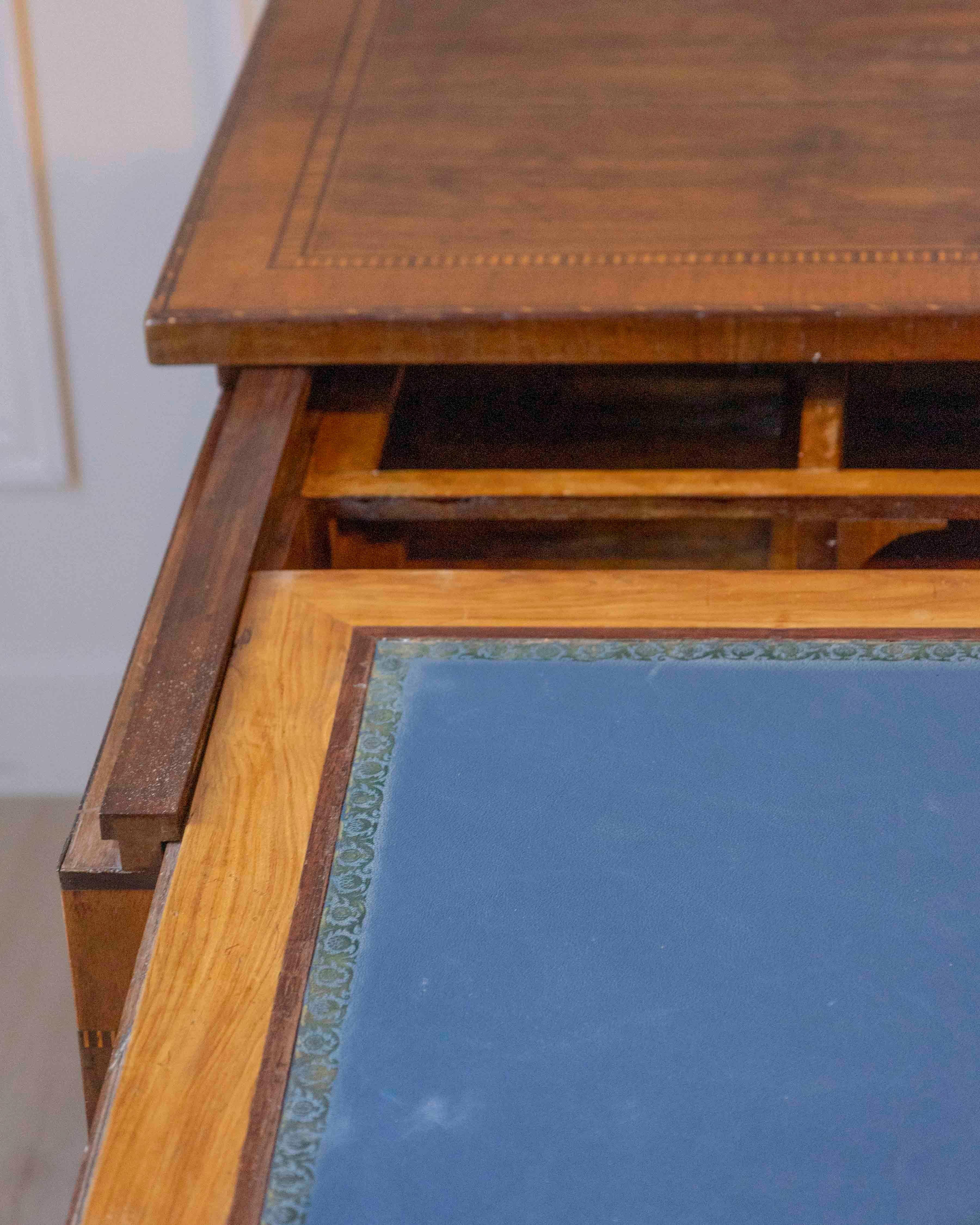Small Walnut Veneered Desk Inlaid With Different Woods, Tuscany, Late 18th Centu For Sale 2
