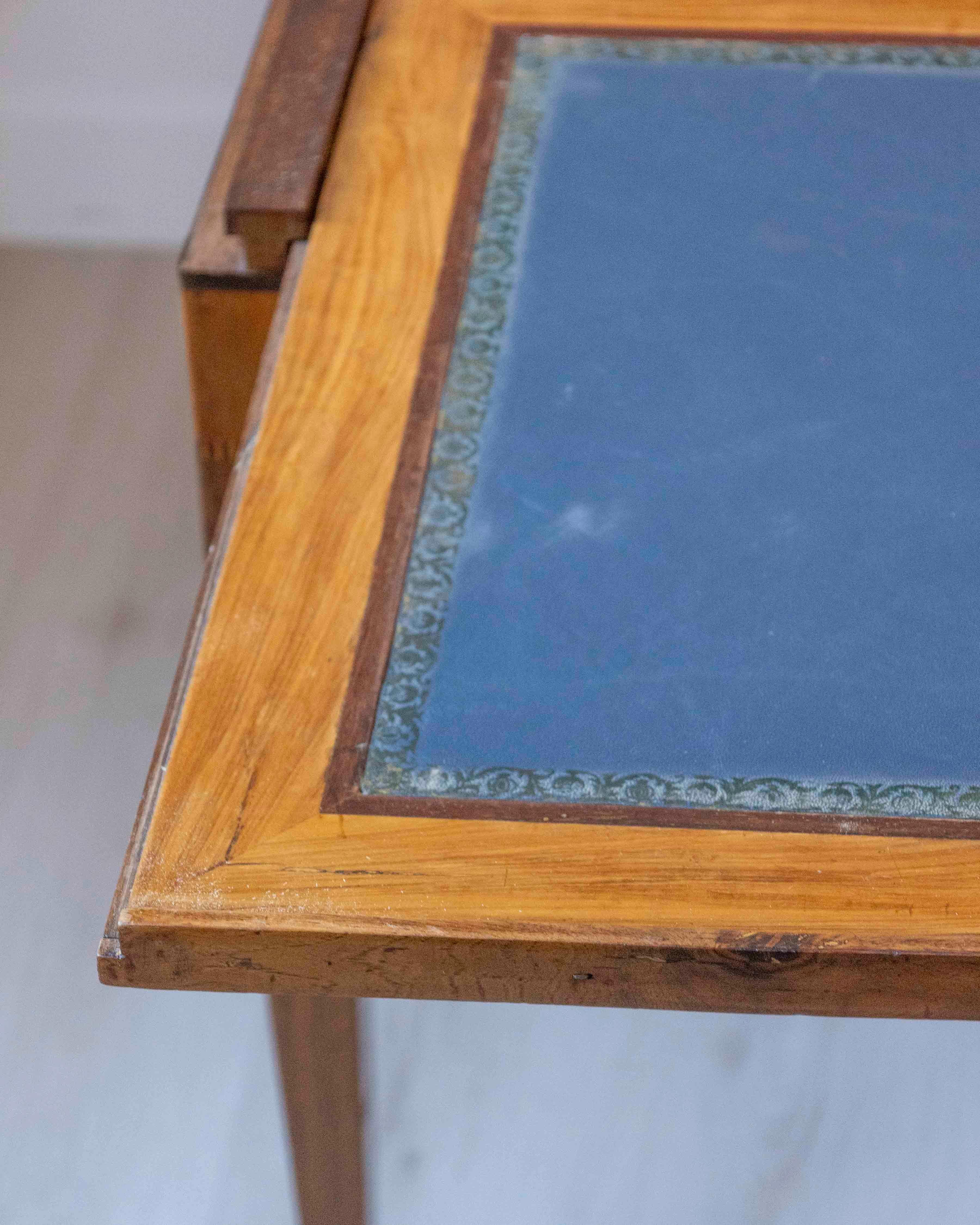 Small Walnut Veneered Desk Inlaid With Different Woods, Tuscany, Late 18th Centu For Sale 3