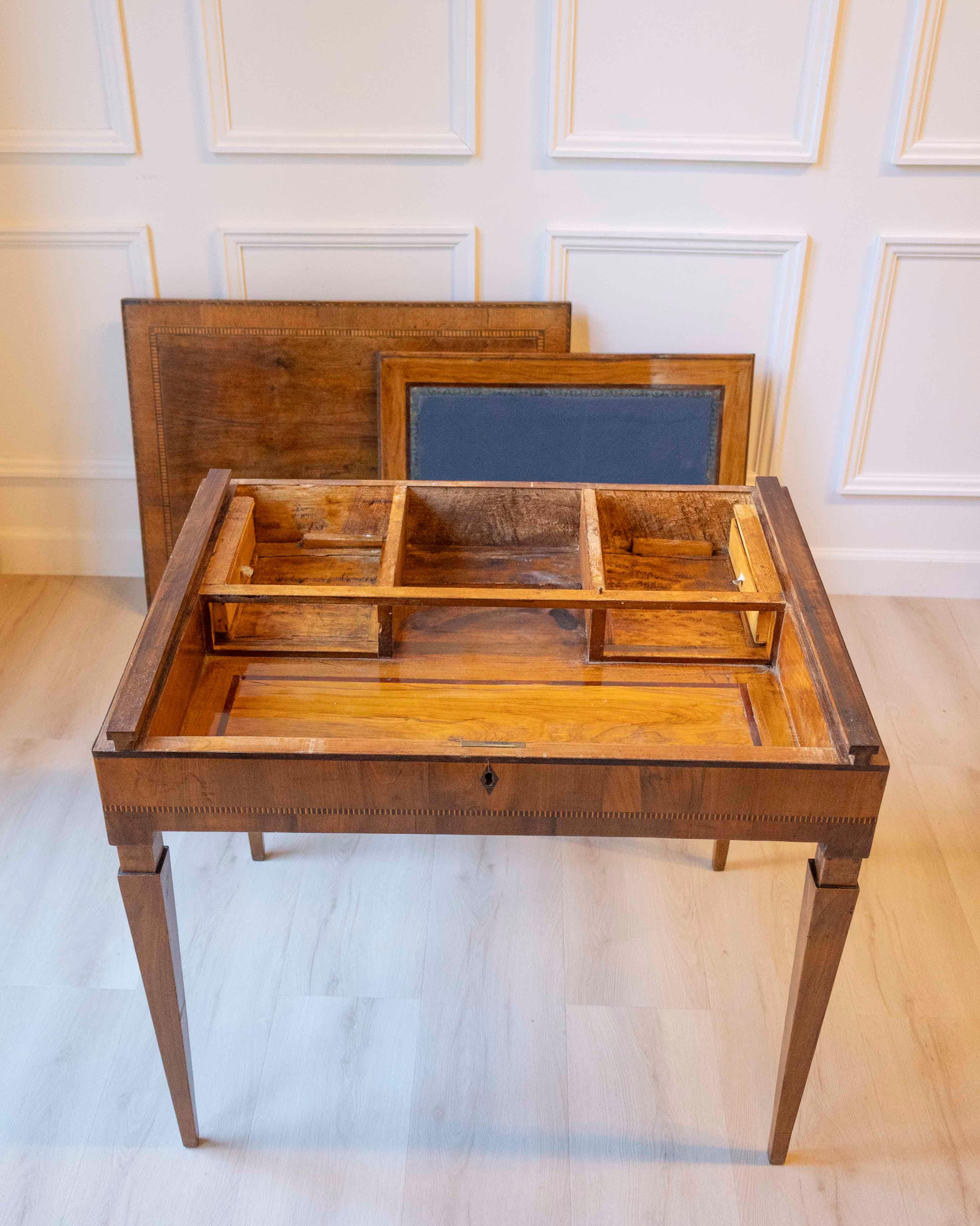 Small Walnut Veneered Desk Inlaid With Different Woods, Tuscany, Late 18th Centu For Sale 4