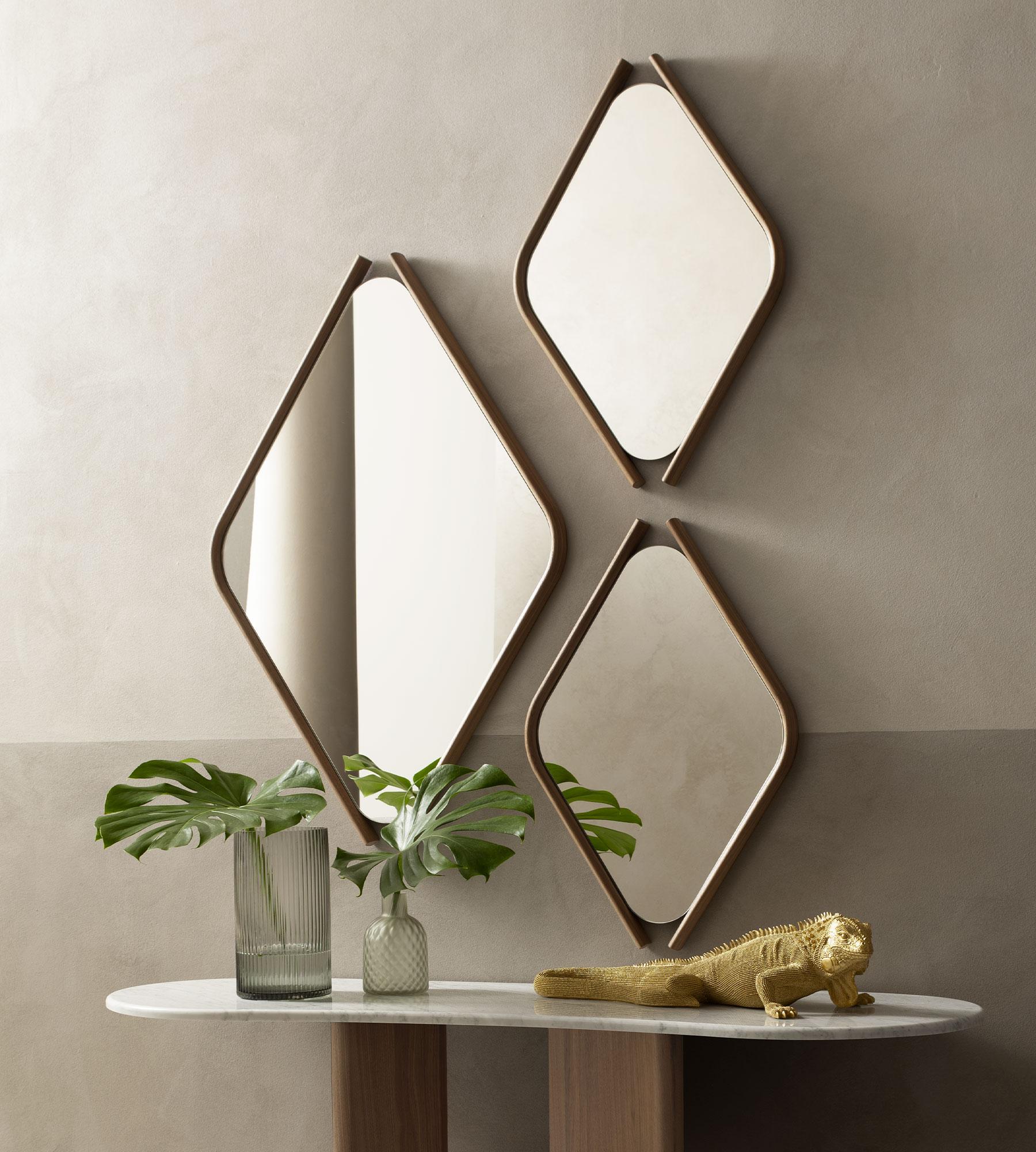 Small Walnut Wood Eye Mirror by Morica Design In New Condition For Sale In Geneve, CH