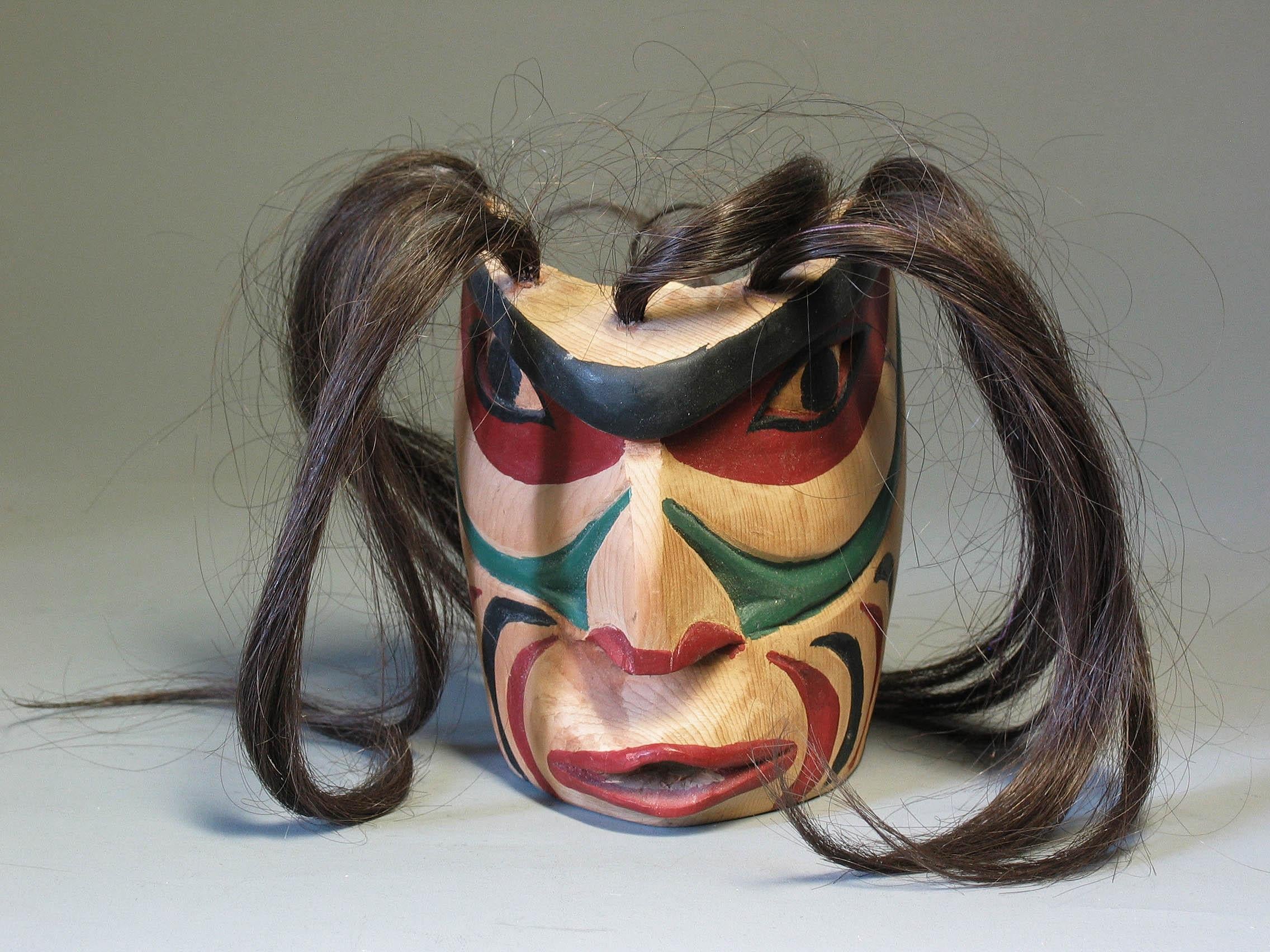 Amérindien Petit masque de guerrier spirituel, côte nord-ouest de Charlie Mickey, Nootka Nation en vente