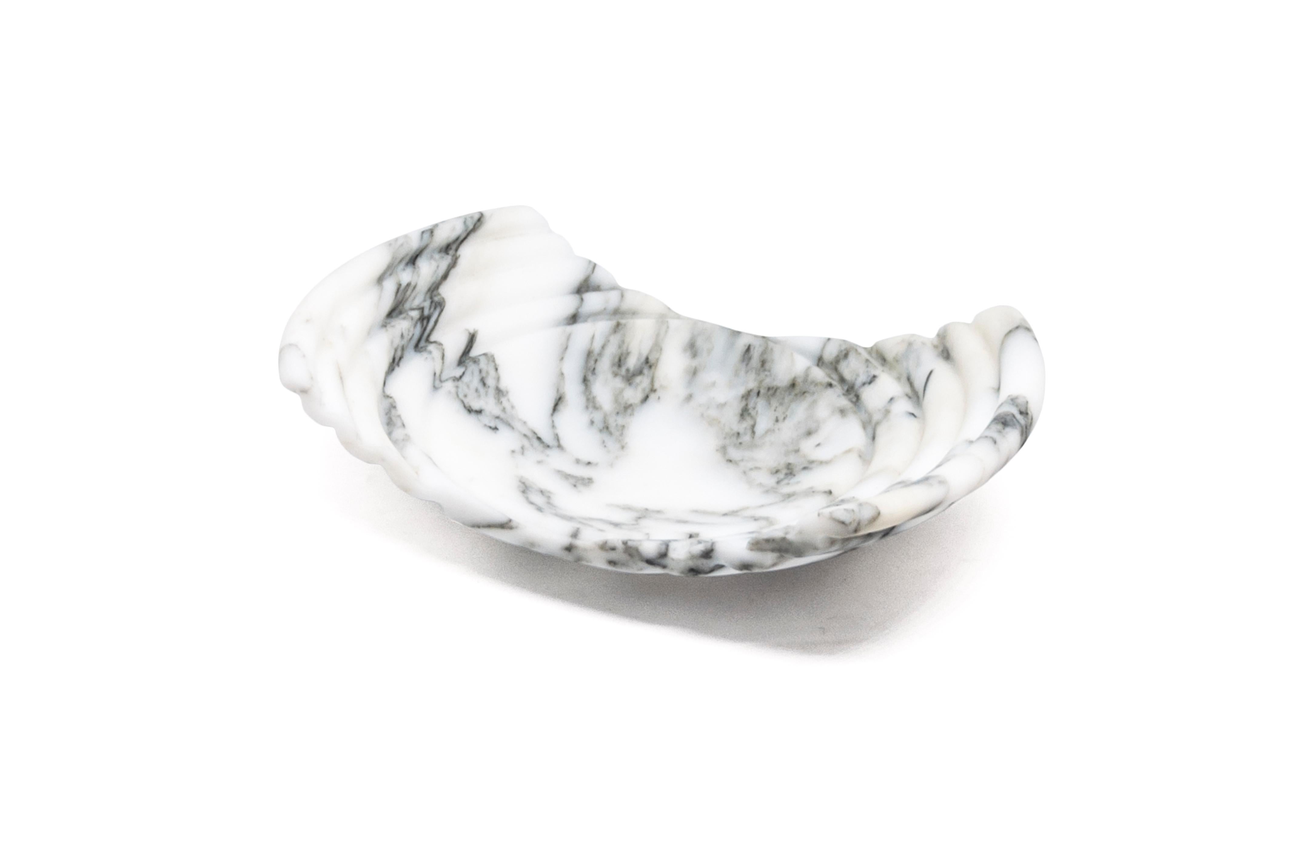 Petit plateau Wave rayé en marbre Arabescato. 
-Jacopo Simonetti Design pour FiammettaV-
Chaque pièce est en quelque sorte unique (chaque bloc de marbre est différent par ses veines et ses nuances) et fabriquée à la main par des artisans italiens