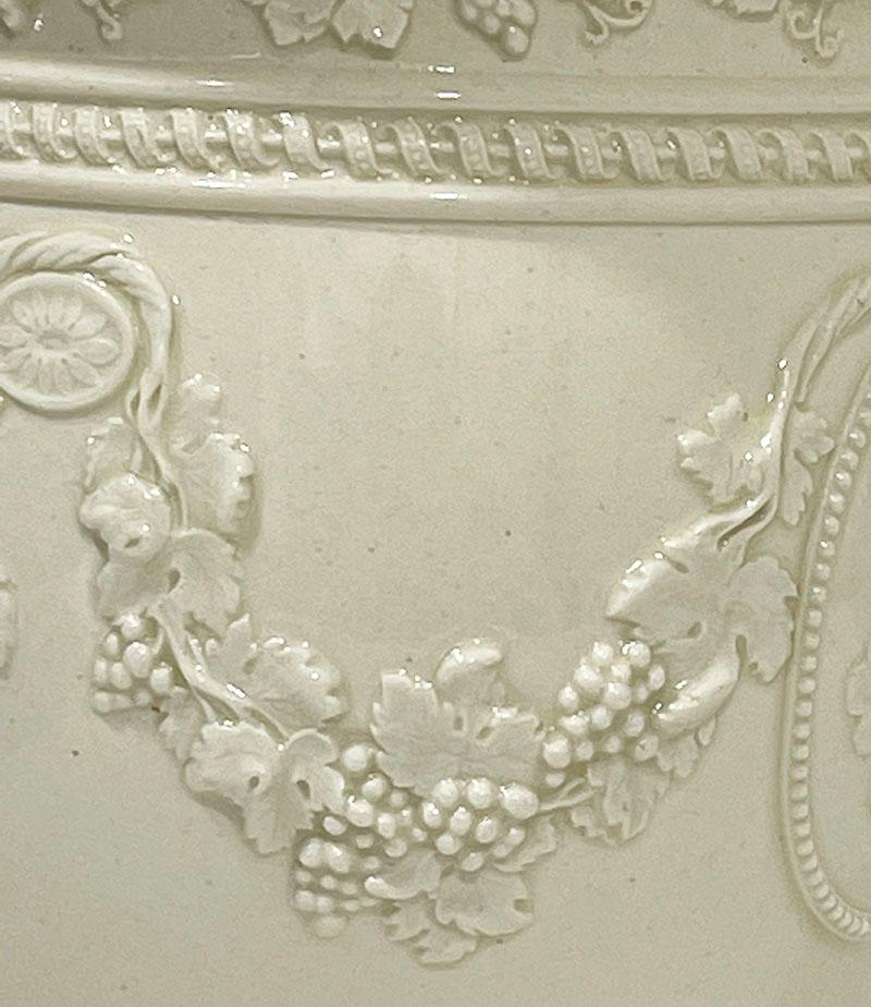 Small Wedgwood Creamware Vase, England In Good Condition In Delft, NL